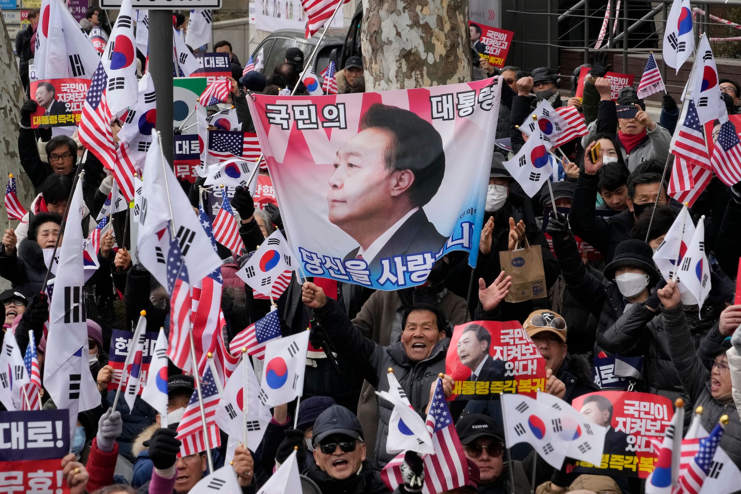 2025年2月25日、在首尔宪法法院附近，南韩總统尹錫悦的支持者举行集会，标语写着「人民的總统」。（美联社）