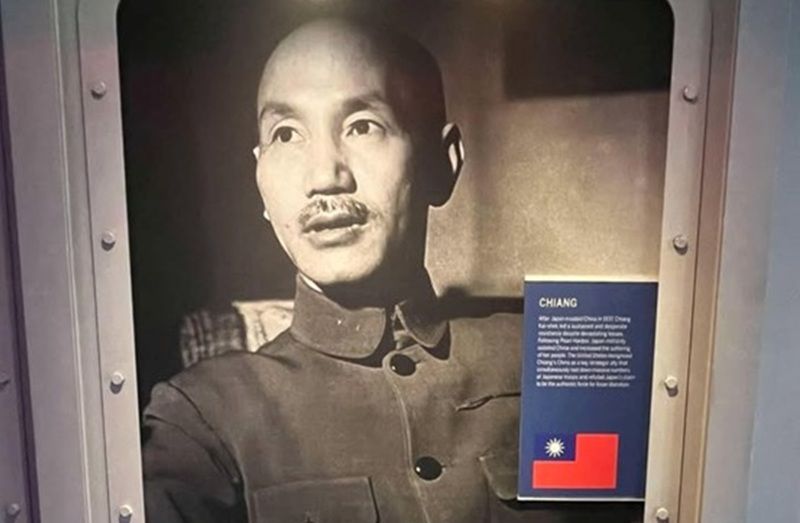 蔣中正的照片，以二戰同盟國元首的身份現身於國家二戰紀念館的「通往東京之路」大廳門口，可見他的貢獻已獲得美國肯定。（許劍虹攝）
