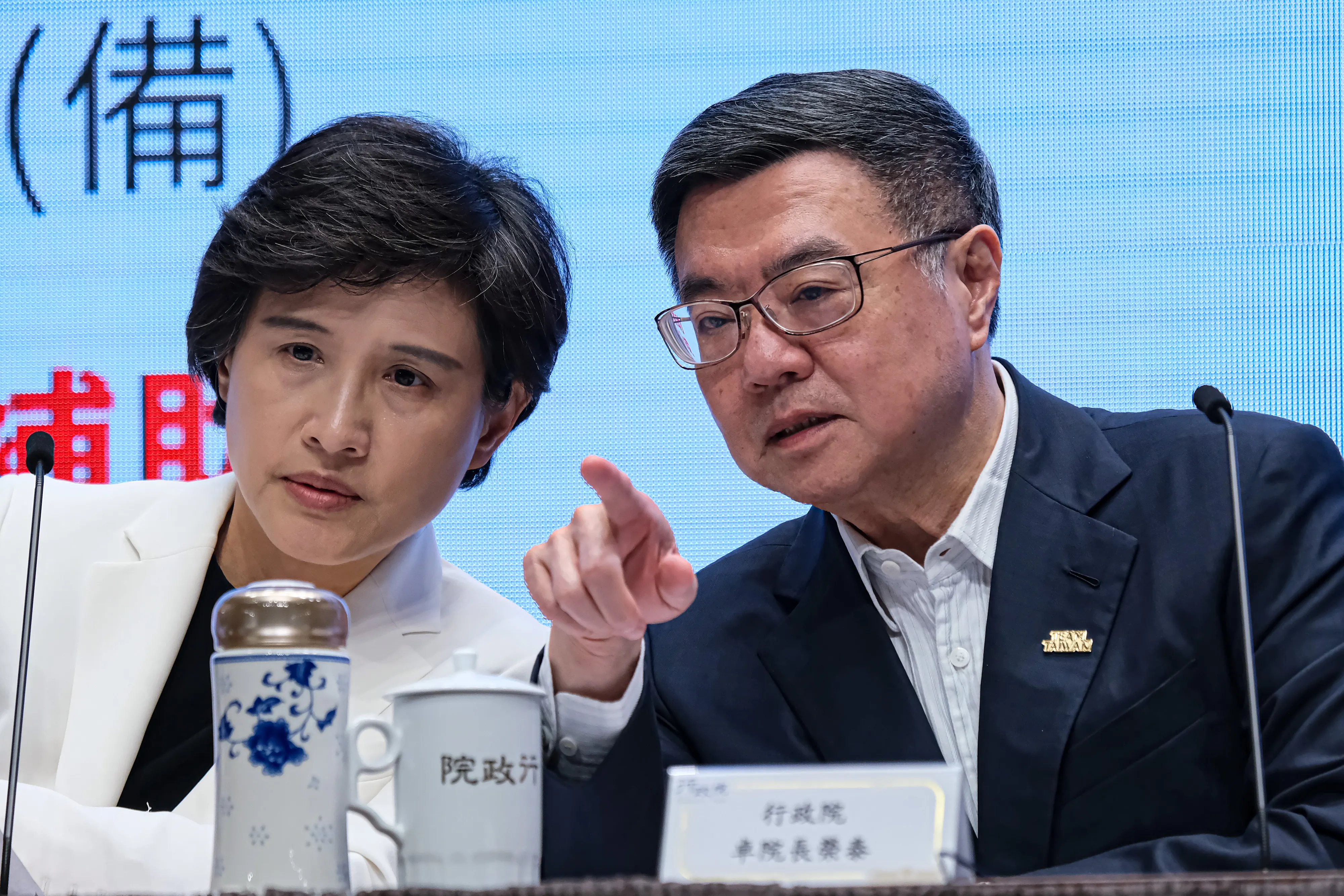 20250404-行政院長卓榮泰（右）、副院長鄭麗君（左）4日出席行政院舉辦的「因應美國關稅 我國出口供應鏈支持方案」記者會。（劉偉宏攝）