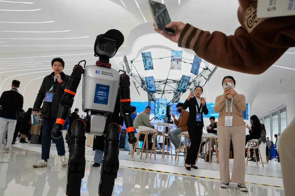 2025年3月28日。在中國北京舉行的中關村論壇上，Booster T1機器人歡迎參觀者。（AP）