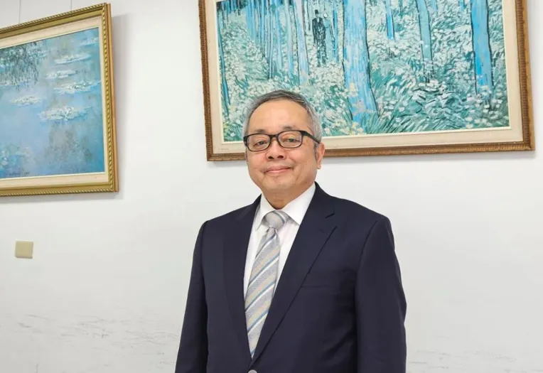 2025年4月8日，行政院前副院長施俊吉接受《風傳媒》專訪，解析「關稅海嘯」對台灣影響。(王秋燕攝)