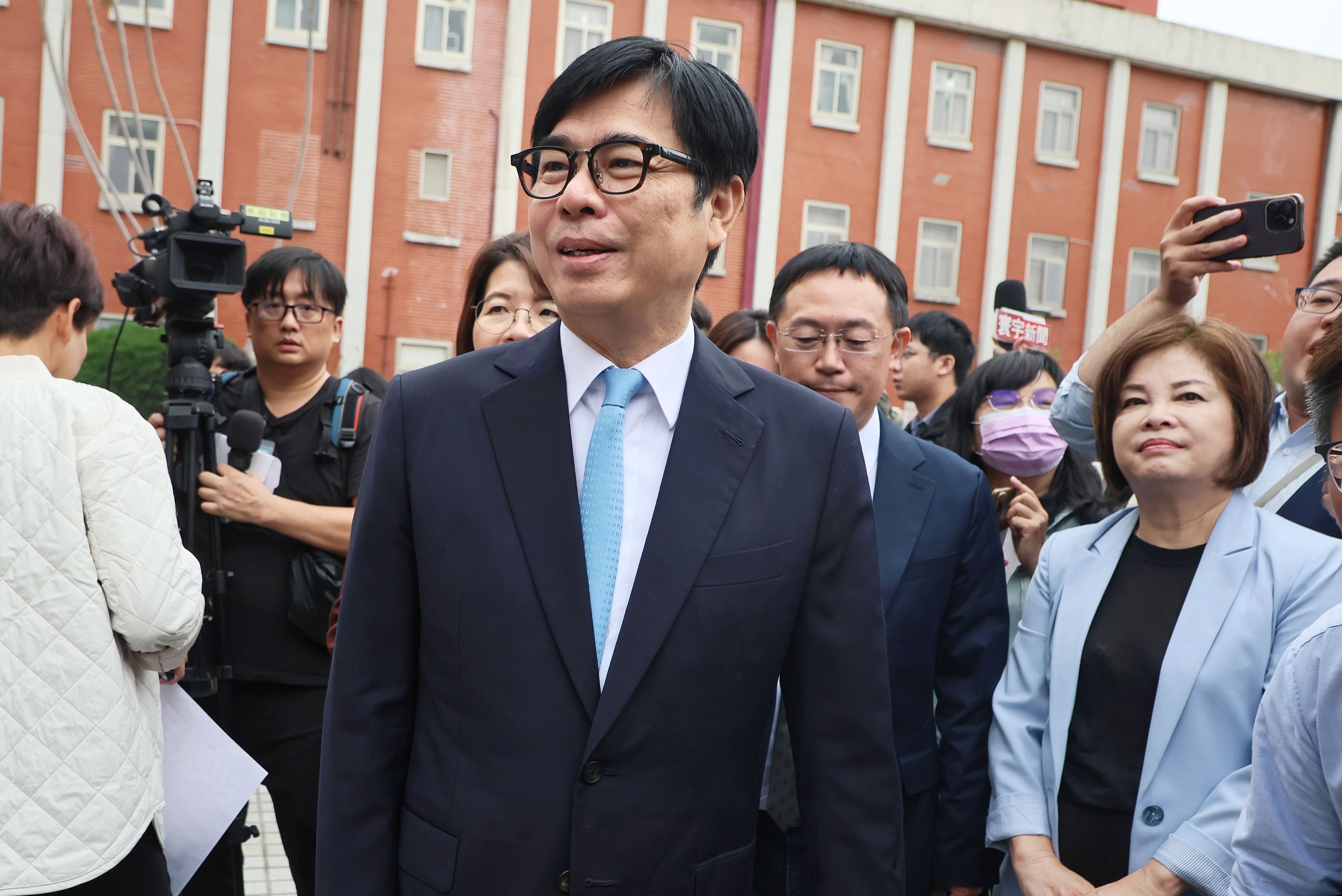 20241106-立法院財政委員會6日審查財政收支劃分法部分條文修正草案並送出委員會，會後出席會議的高雄市長陳其邁（見図）與民進黨立委舉行記者會回應。（柯承惠攝）