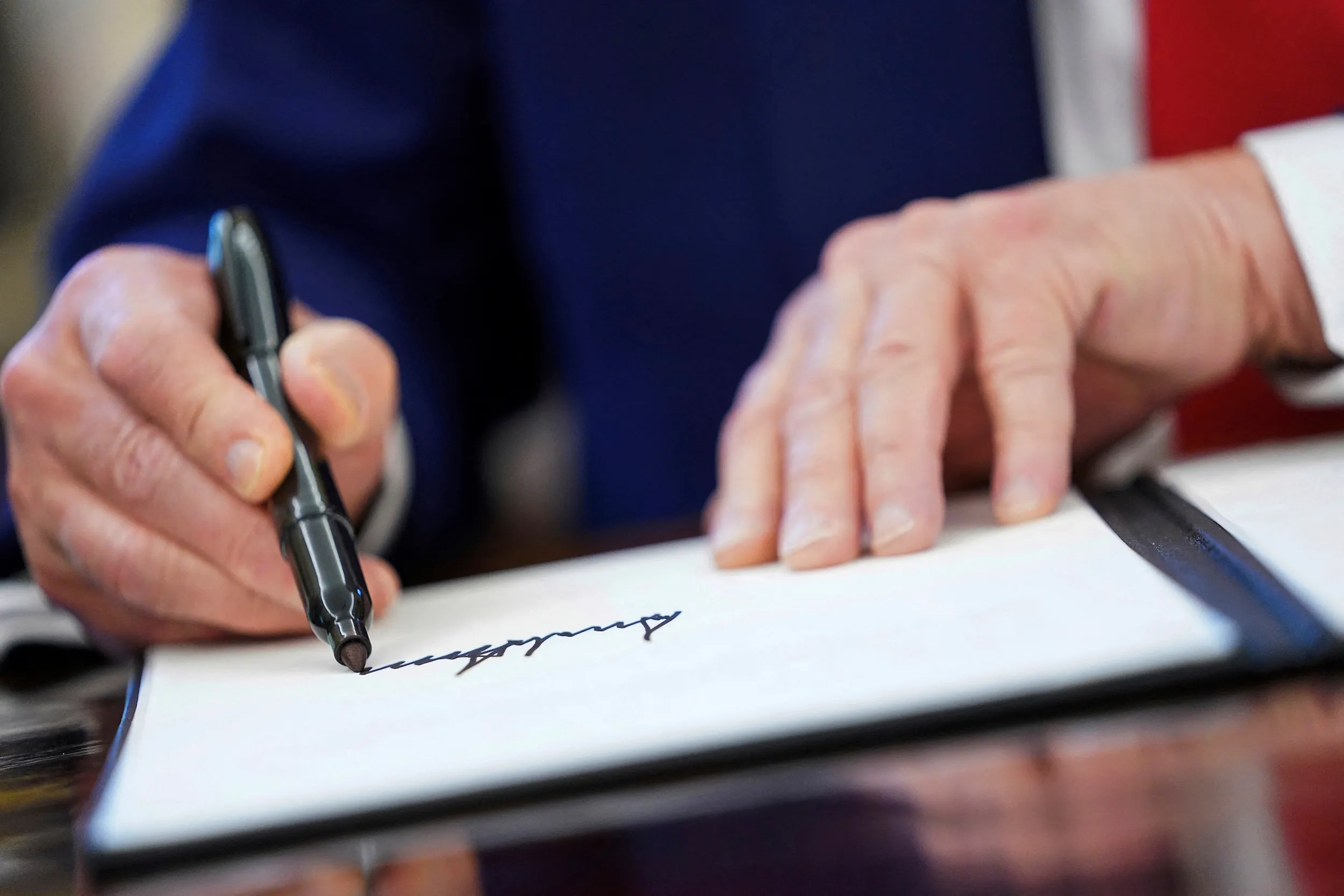 2025年4月9日、美國總統川普在白宮橢圓辦公室簽署行政命令。（美聯社）