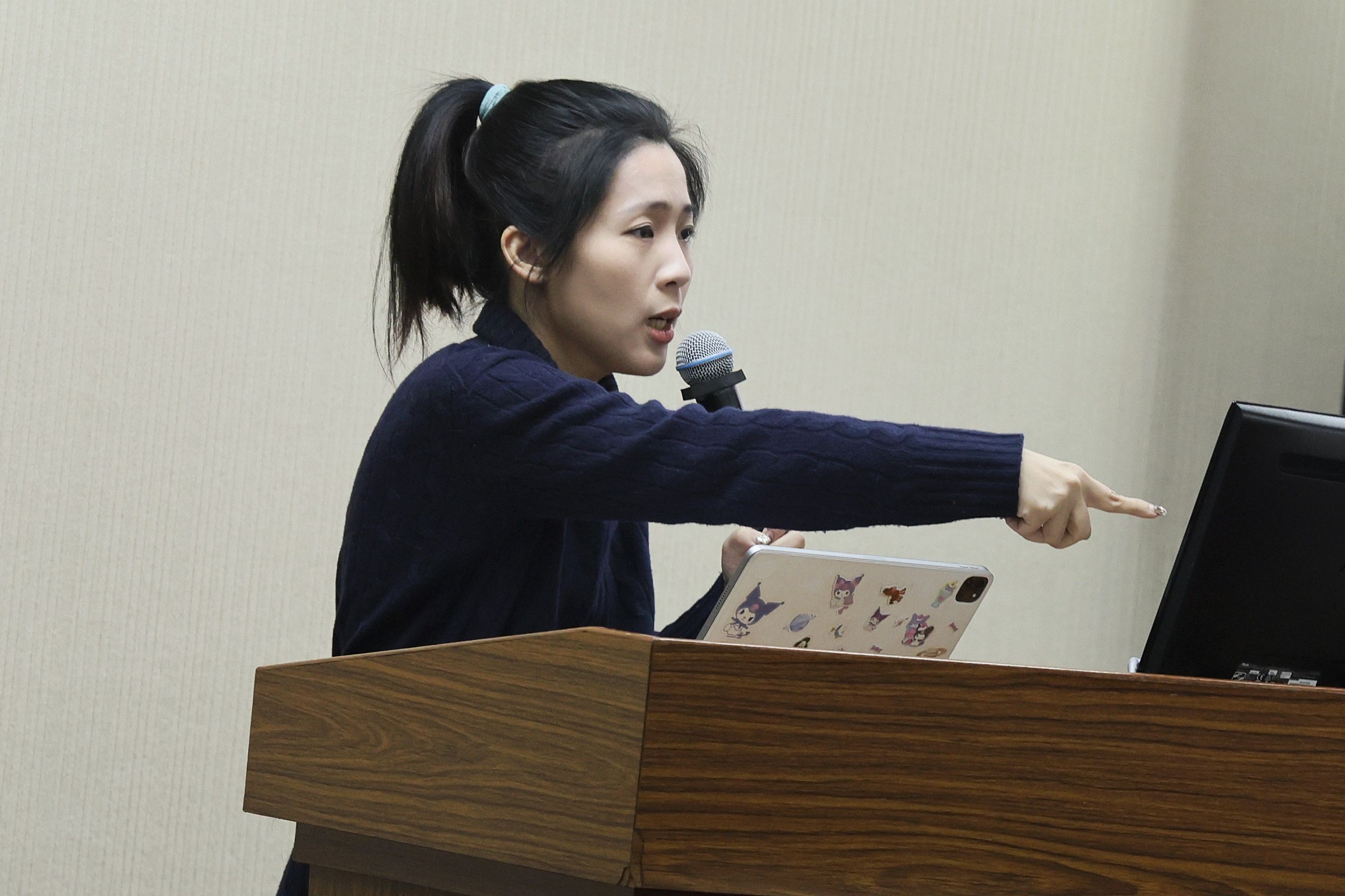 20250409-立法委員の徐巧芯は9日に立法院で質疑を行った。（柯承惠攝）