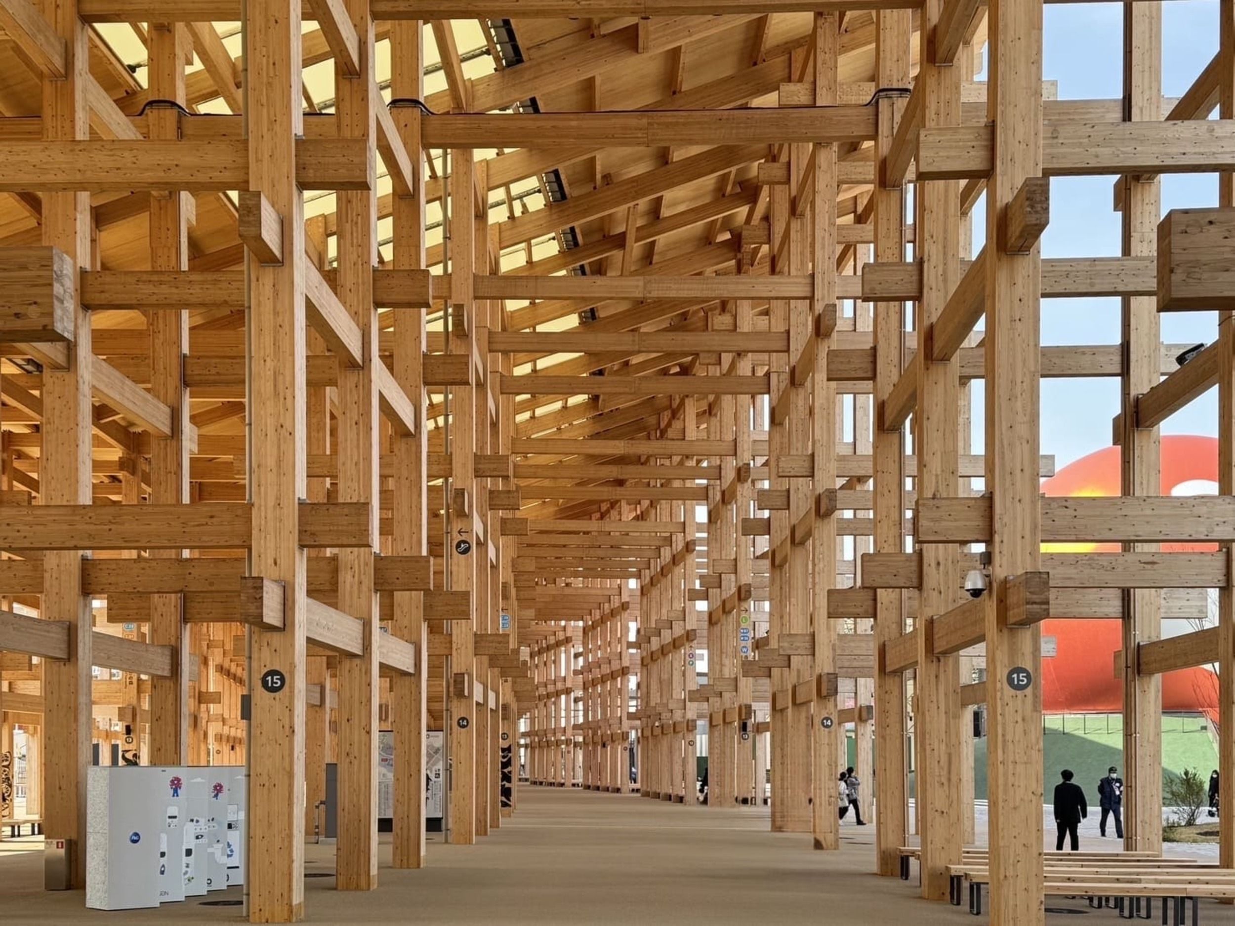 日本大阪世界博覽會「大屋根環（大屋根リング）」獲得金氏世界紀錄認證，為全球最大木造建築。（圖／蘇祐萱攝）