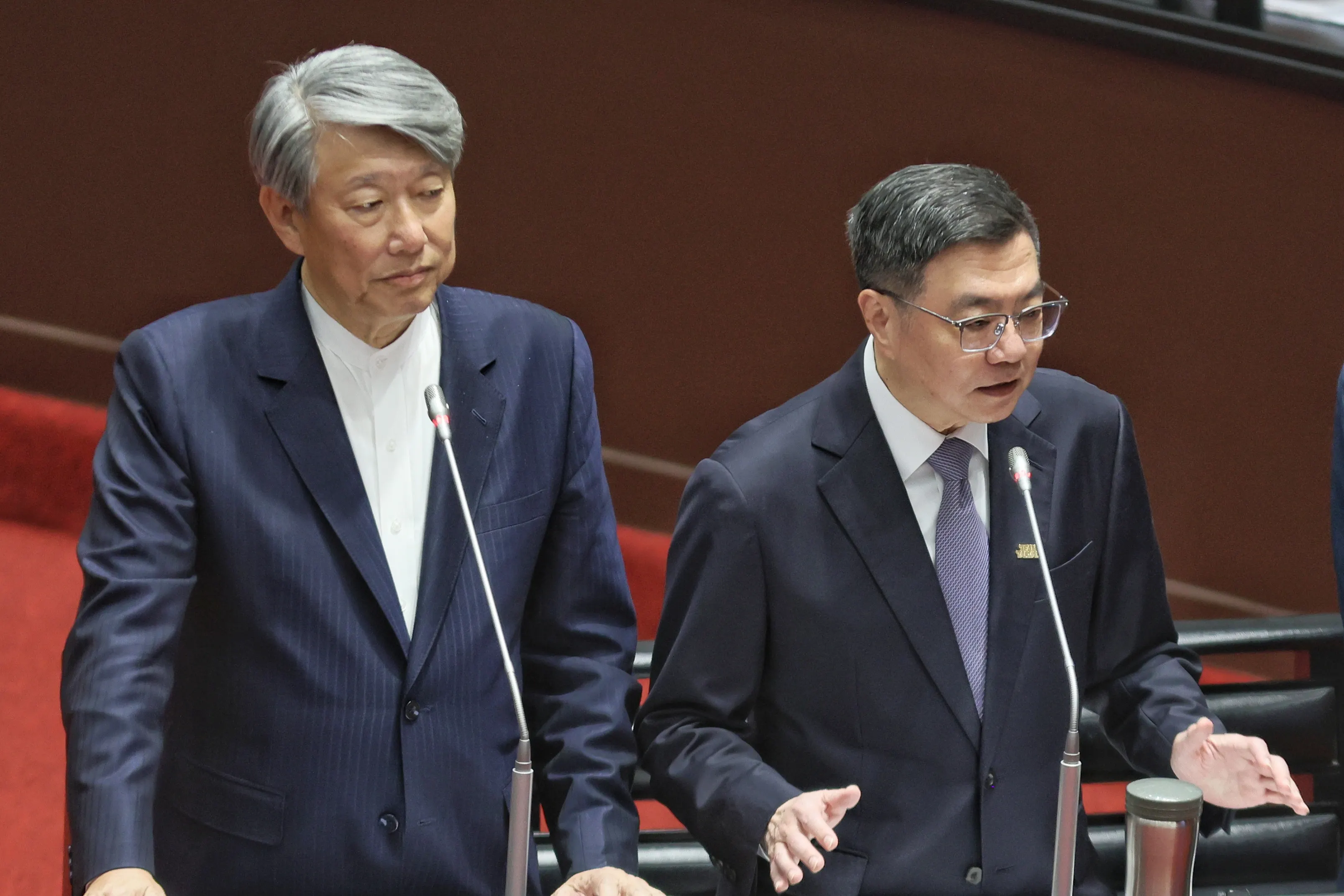 20250415-行政院長卓榮泰（右）、經濟部長郭智輝（左）15日至立法院備詢。（柯承惠攝）