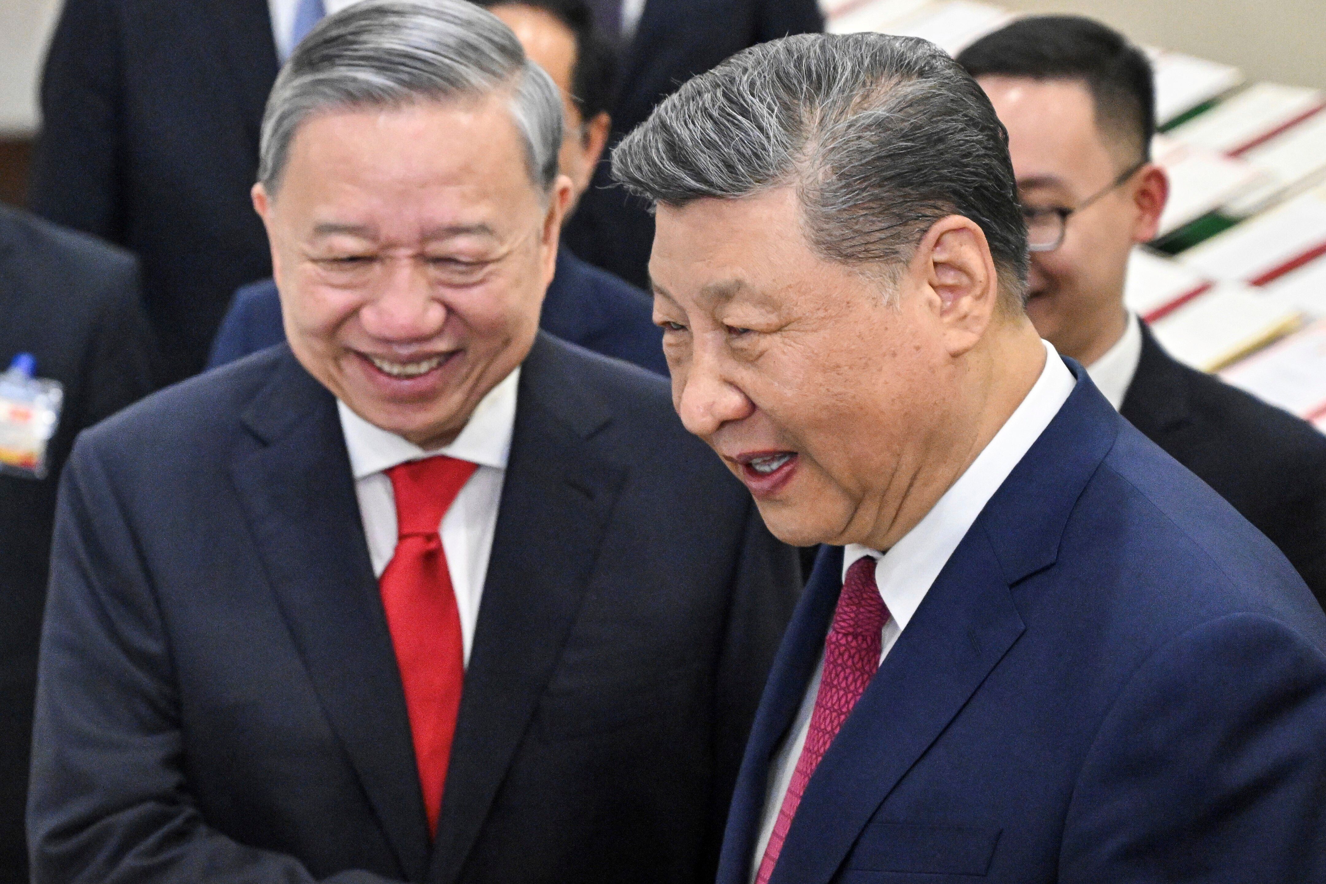 中國國家主席習近平（右）2025年4月訪問越南首都河內，會見蘇共總書記蘇林（左）。（美聯社）
