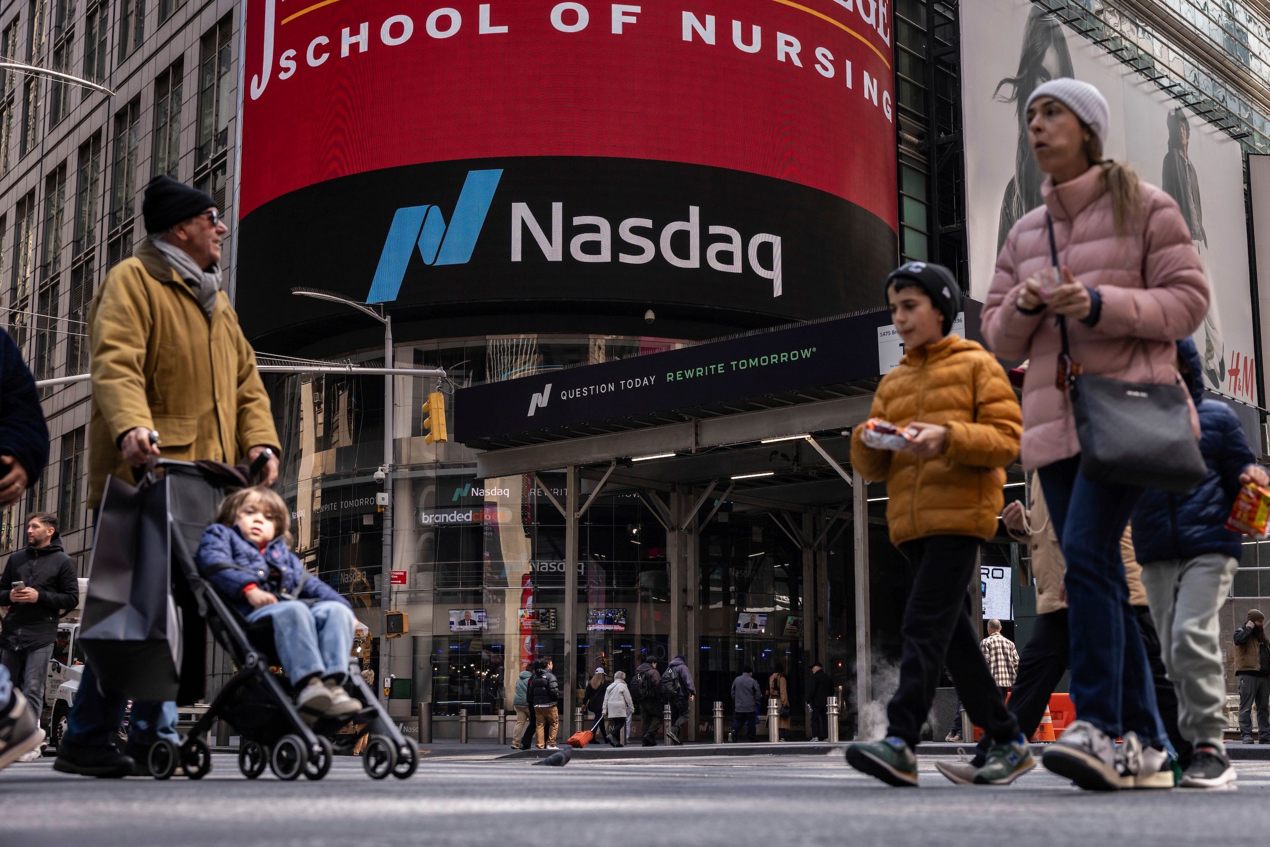 投資美國科技股最重要的指標—那斯達克指數（NASDAQ Composite Index，NASDAQ），近日因爲川普的對等關稅舉棋不定，股價劇烈波動。（美聯社）