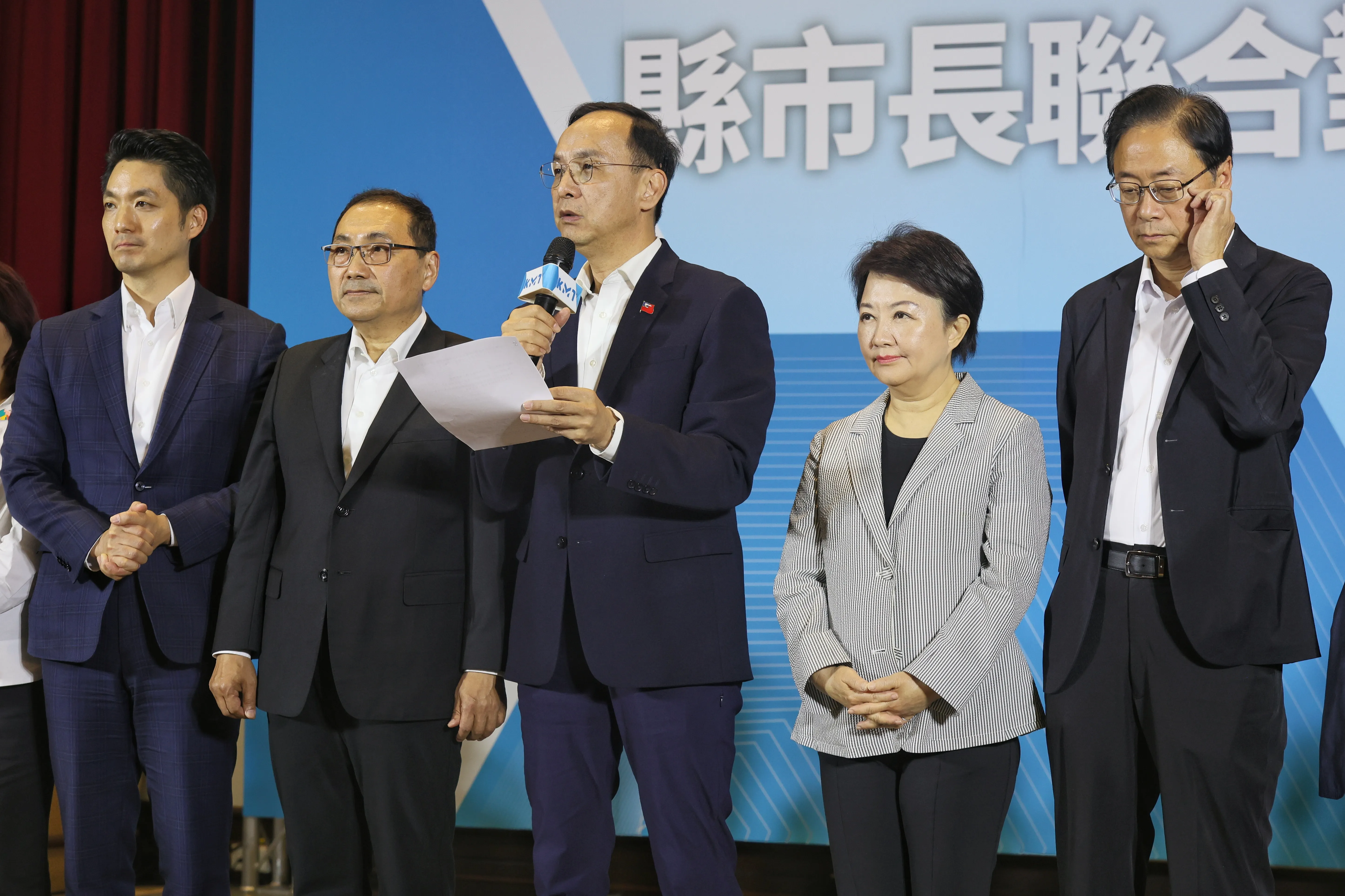 20250410-台北市長蔣萬安（左から）、新北市長侯友宜、国民党主席朱立倫、台中市長盧秀燕、桃園市長張善政10日、国民党主催の県市長合同対策会議に出席