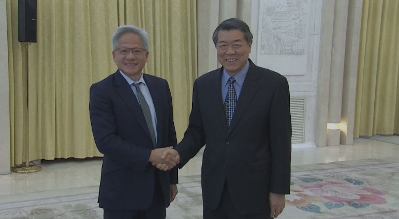 輝達行政總裁兼執行長黃仁勳2025年4月會見中國副總理何立峰。（截自央視）