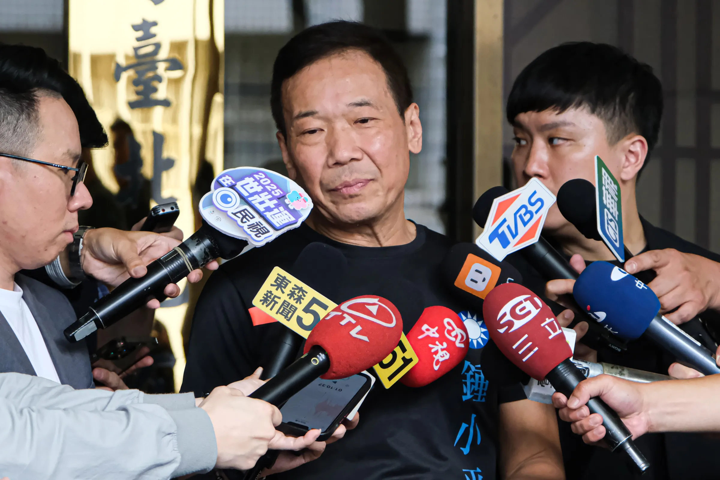 20250418-台北市議員鍾小平18日到北檢前接受媒體聯訪。（劉偉宏攝）