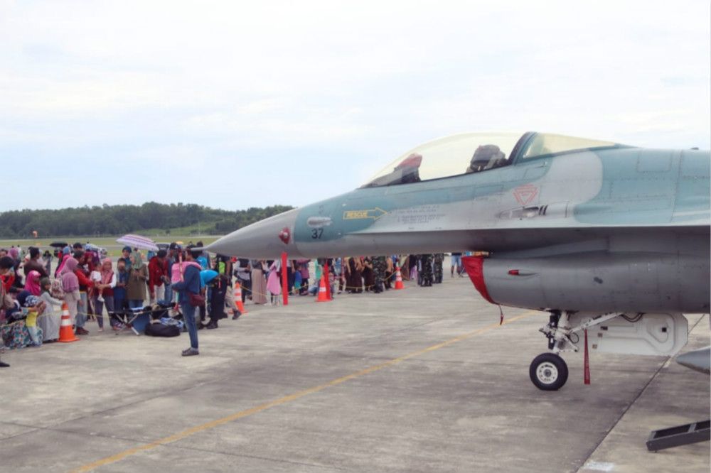 印尼軍方對民眾展示的現役F-16戰機。（圖片取自印尼空軍臉書）