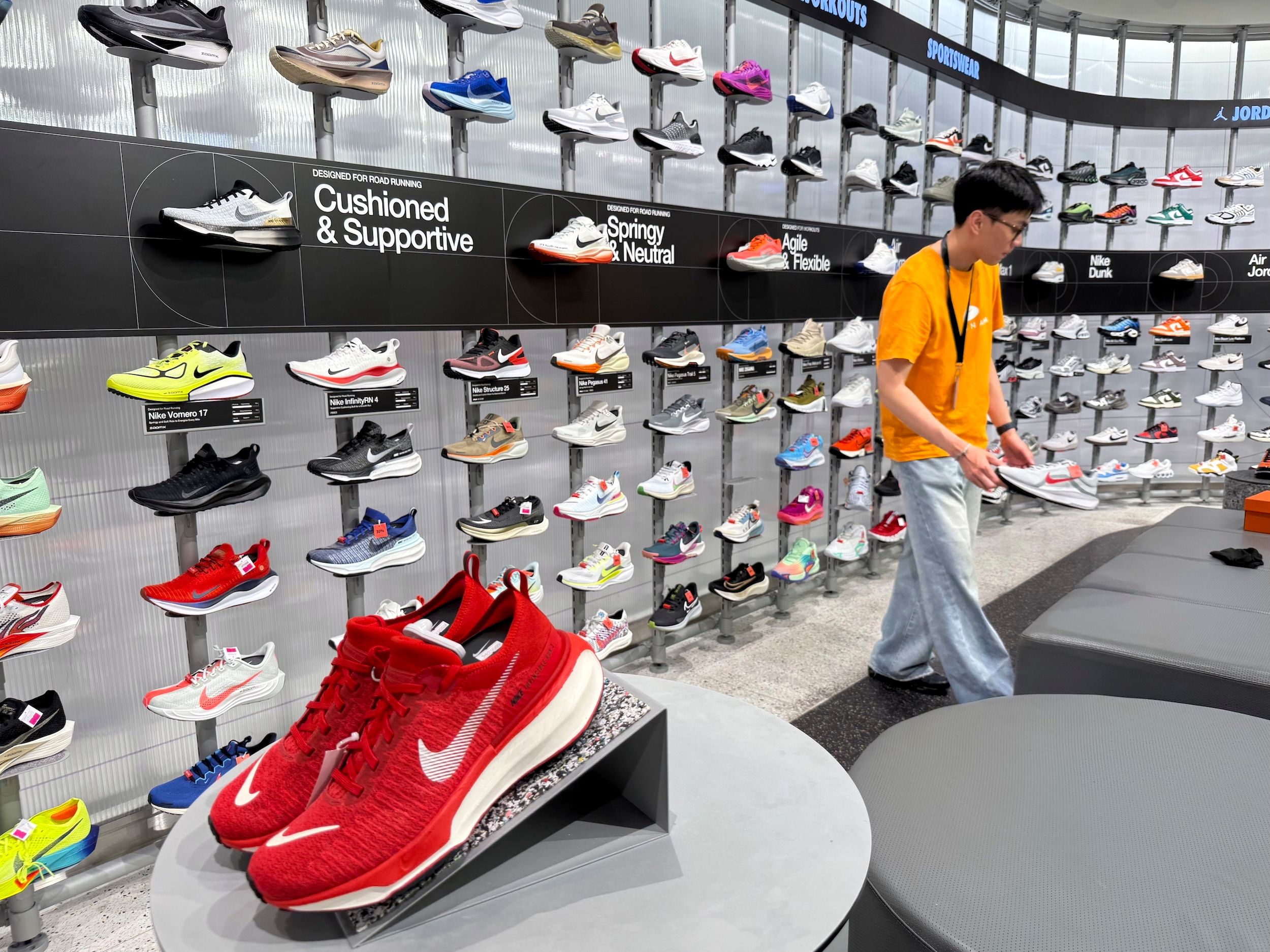 2025年4月10日，越南河內的Nike商店。（美聯社）