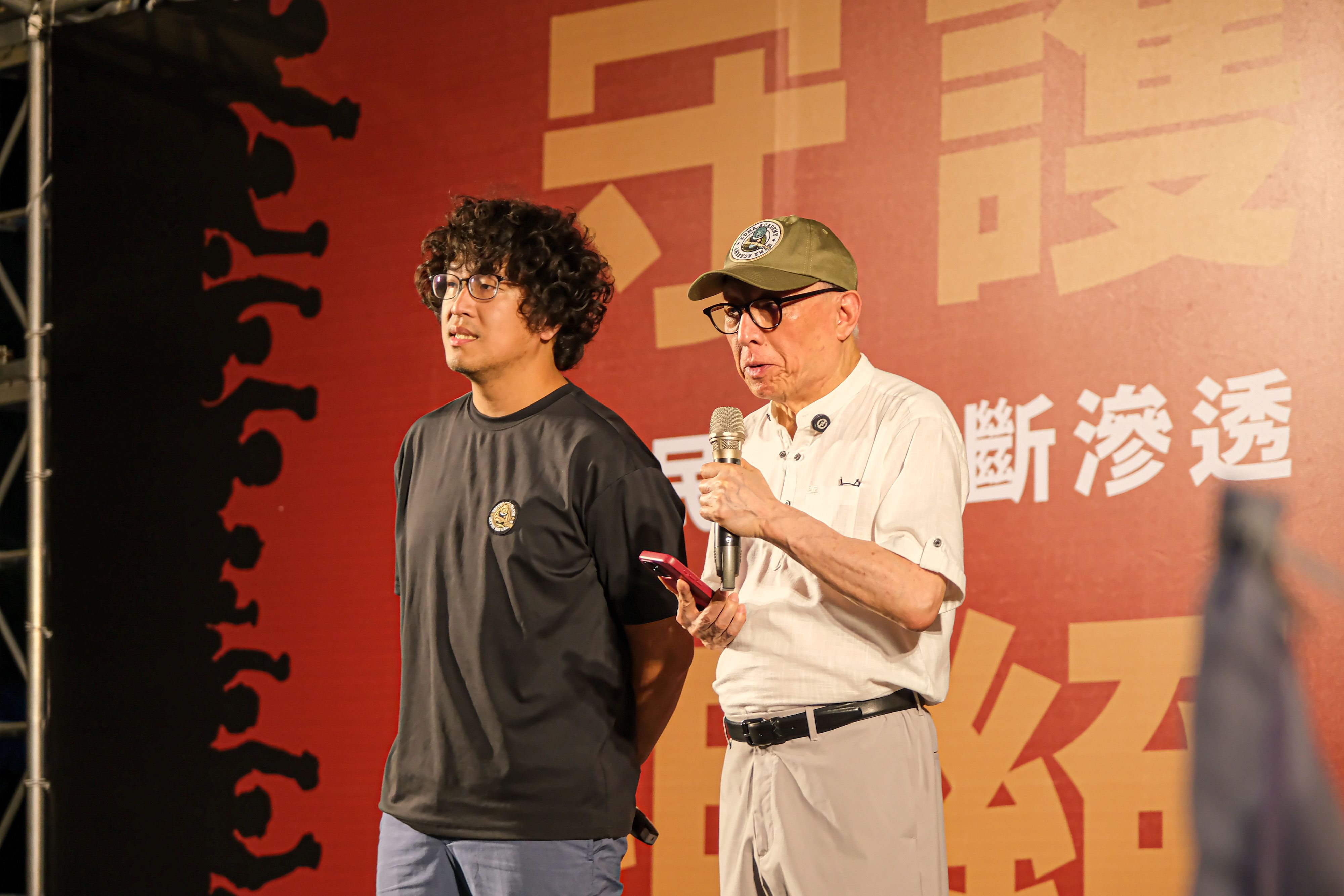 20250419-「拒絕統戰 守護台灣」大會師行動19日在凱道進行，圖為民進黨立委沈伯洋（左）、聯電創辦人曹興誠（右）。（劉偉宏攝）