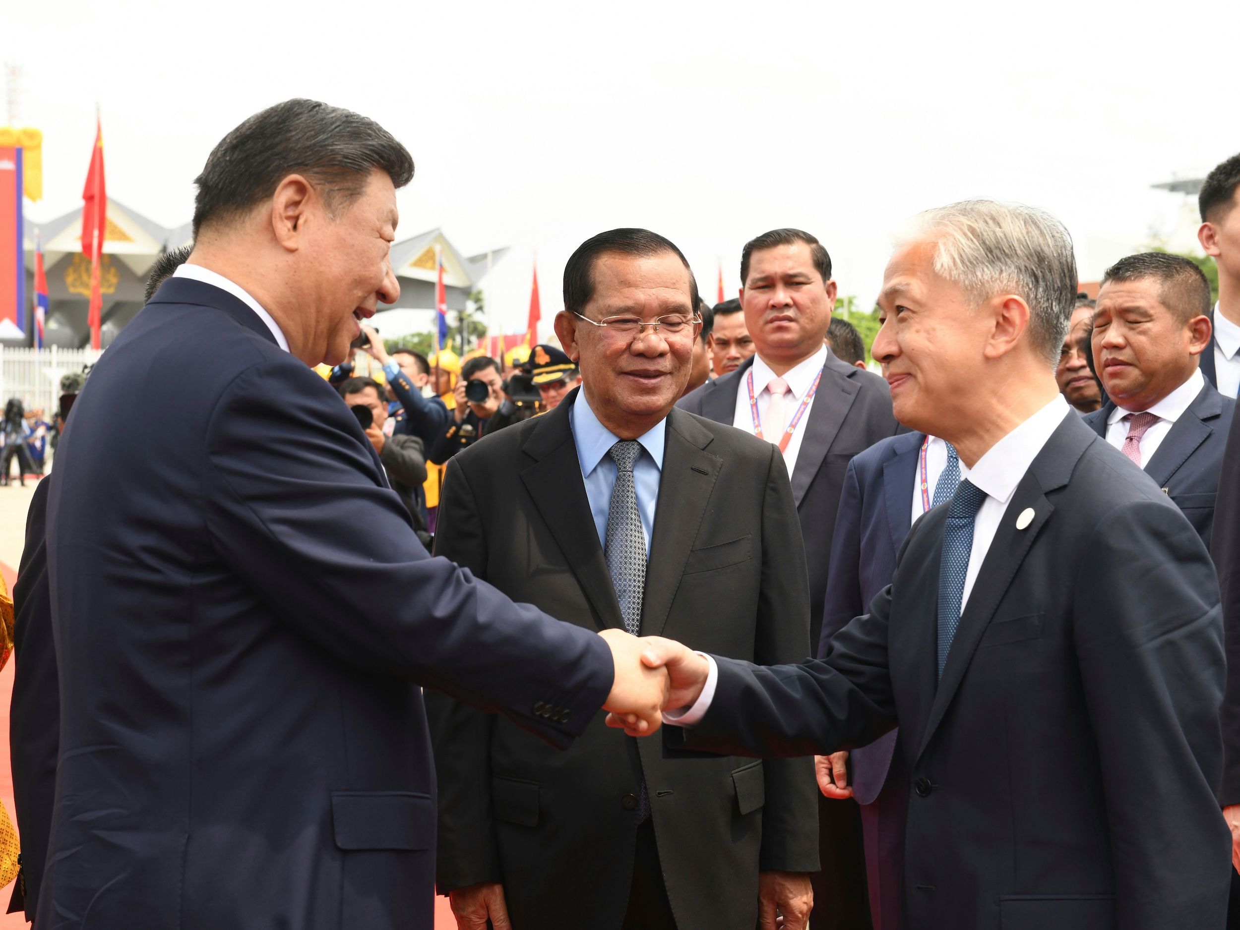2025年4月17日，中國國家主席習近平參加柬埔寨為他舉行的送行儀式、並與駐柬埔寨大使汪文斌握手，參院議長洪森在一旁陪同。（美聯社）