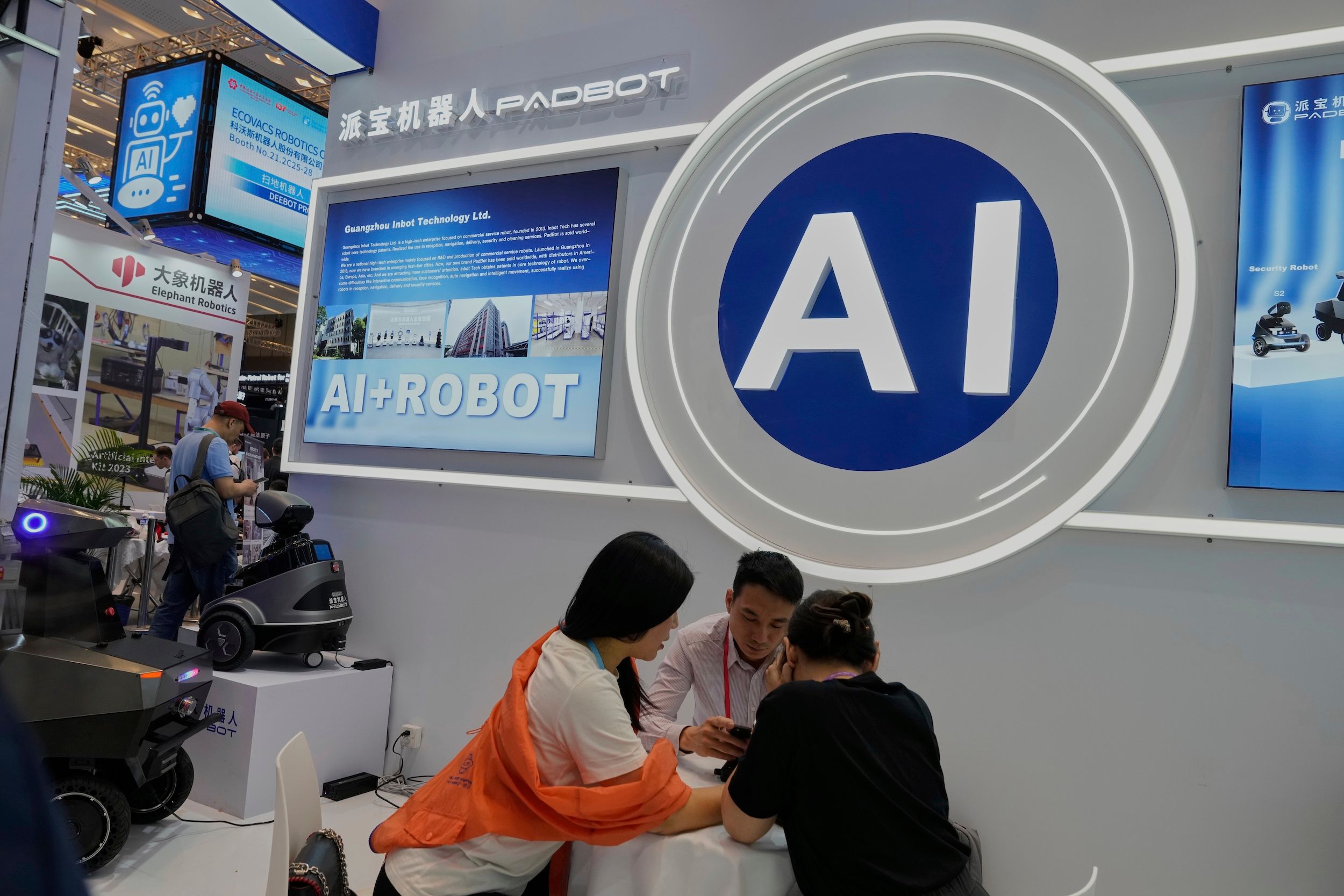 2025年4月16日，在廣州舉行的中國進出口商品交易會，AI機器人的供應商正在等待客戶。（美聯社）