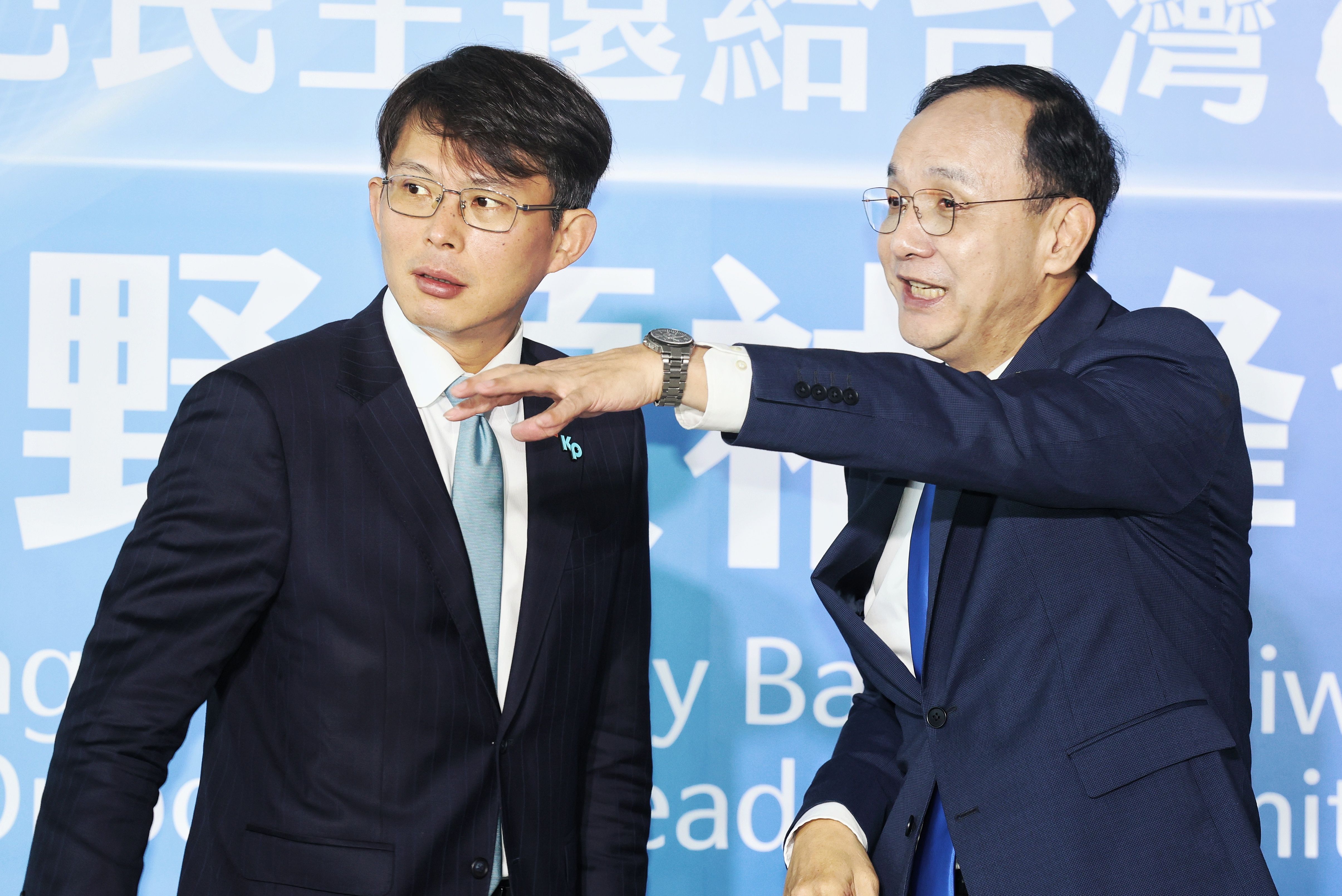 20250422-國民黨主席朱立倫（右）與民眾黨主席黃國昌（左）22日出席「在野領袖峰會」。（柯承惠攝）