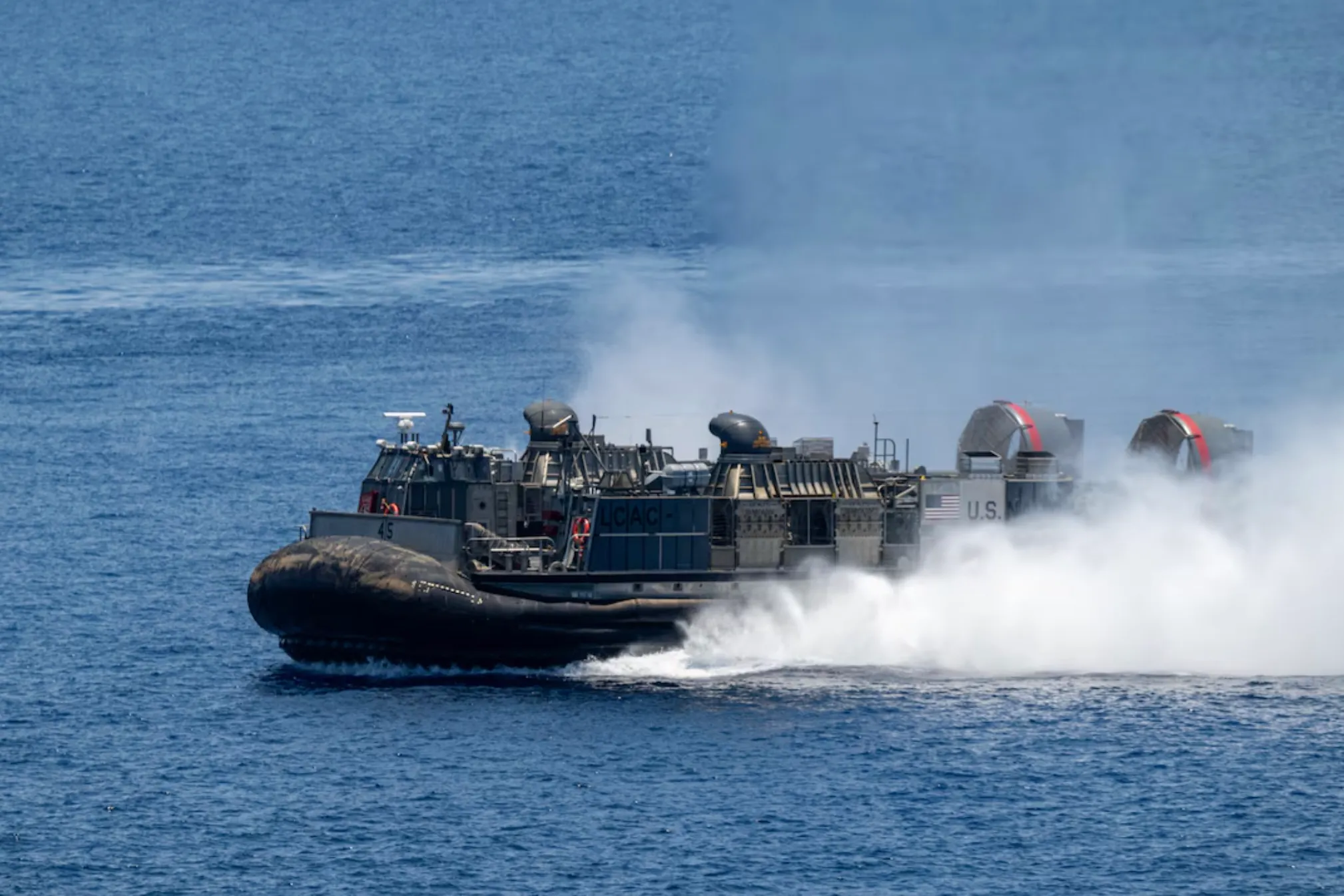 2024年4月28日、米軍のエアクッション型上陸艇が米比「肩並肩」演習中に南シナ海を通過。（米国海軍オフィシャルサイト）