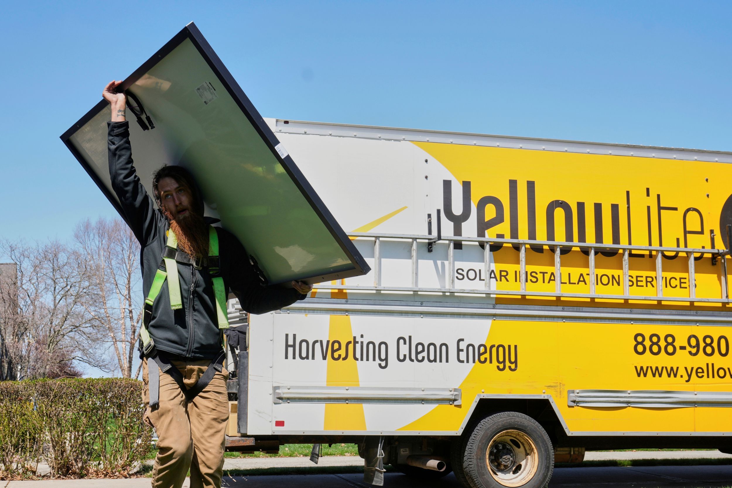 美國俄亥俄州工人替住家裝設太陽能發電組。（美聯社）