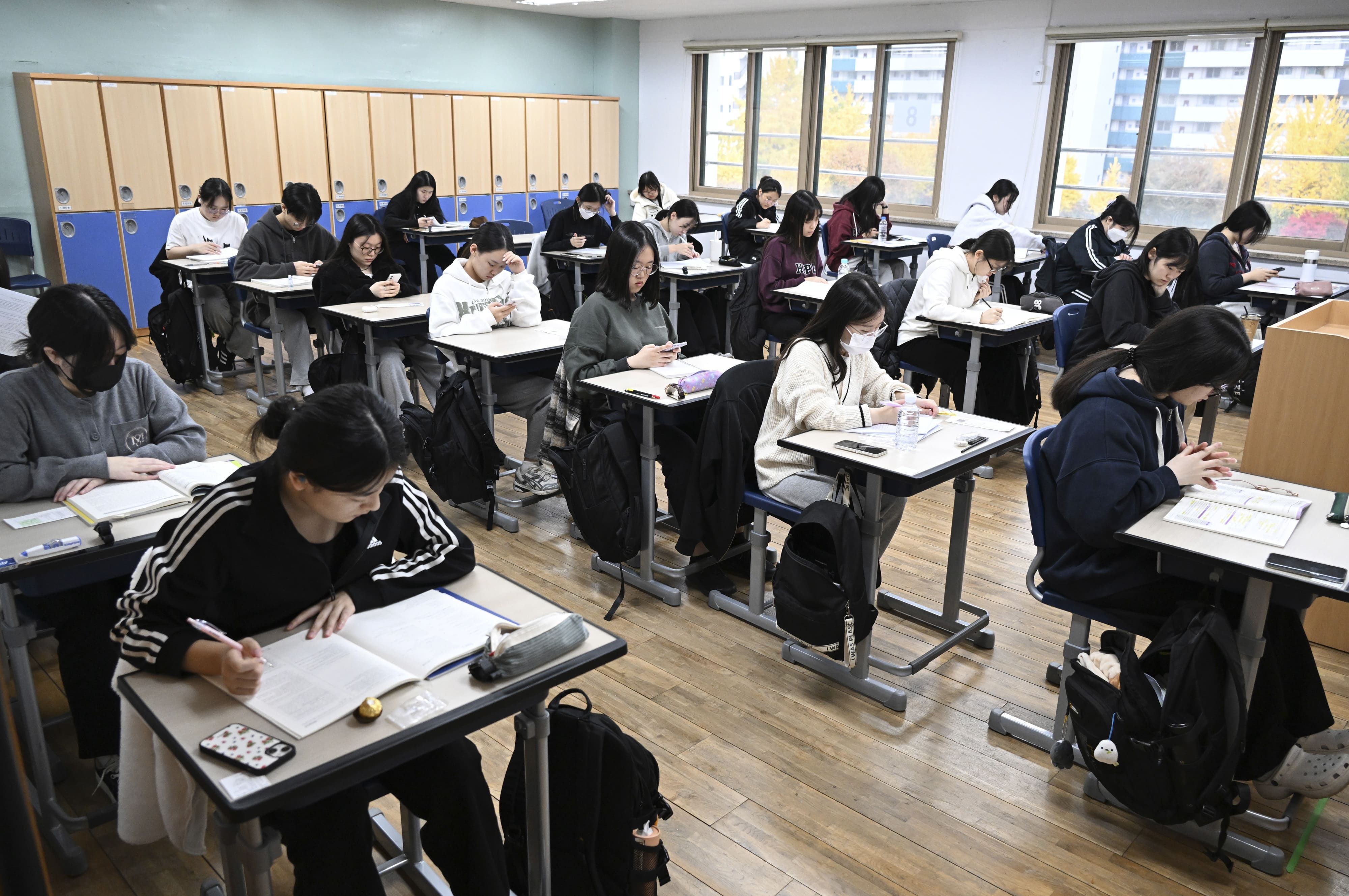 南韓大學入學考試一景。（美聯社）