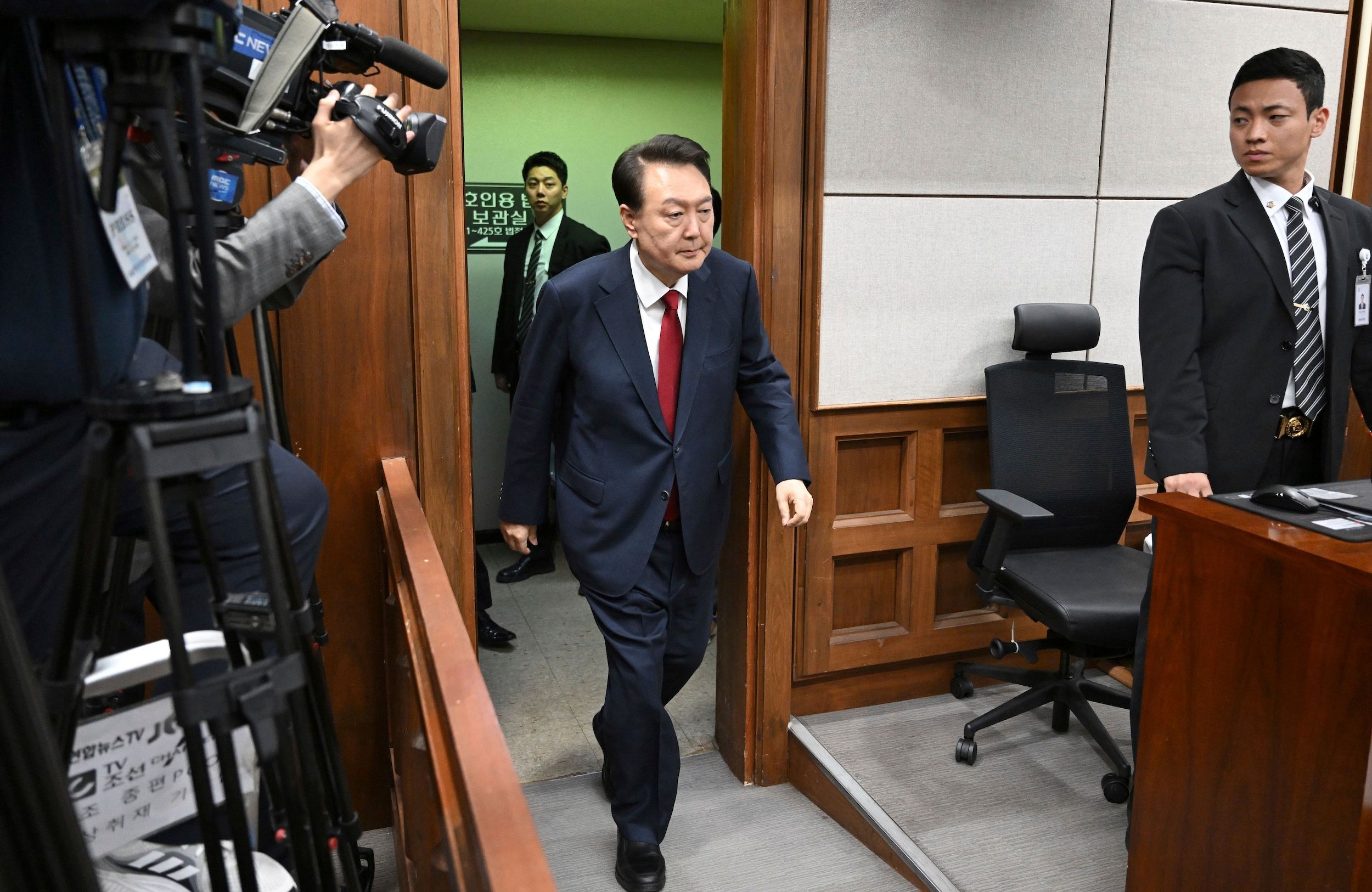 2025年4月21日、南韓被罷免的總統尹錫悅（中）出席首爾中央地方法院刑事審判，尹錫悅因於2024年12月3日宣布戒嚴而面临策劃叛亂罪名的指控。（美聯社）