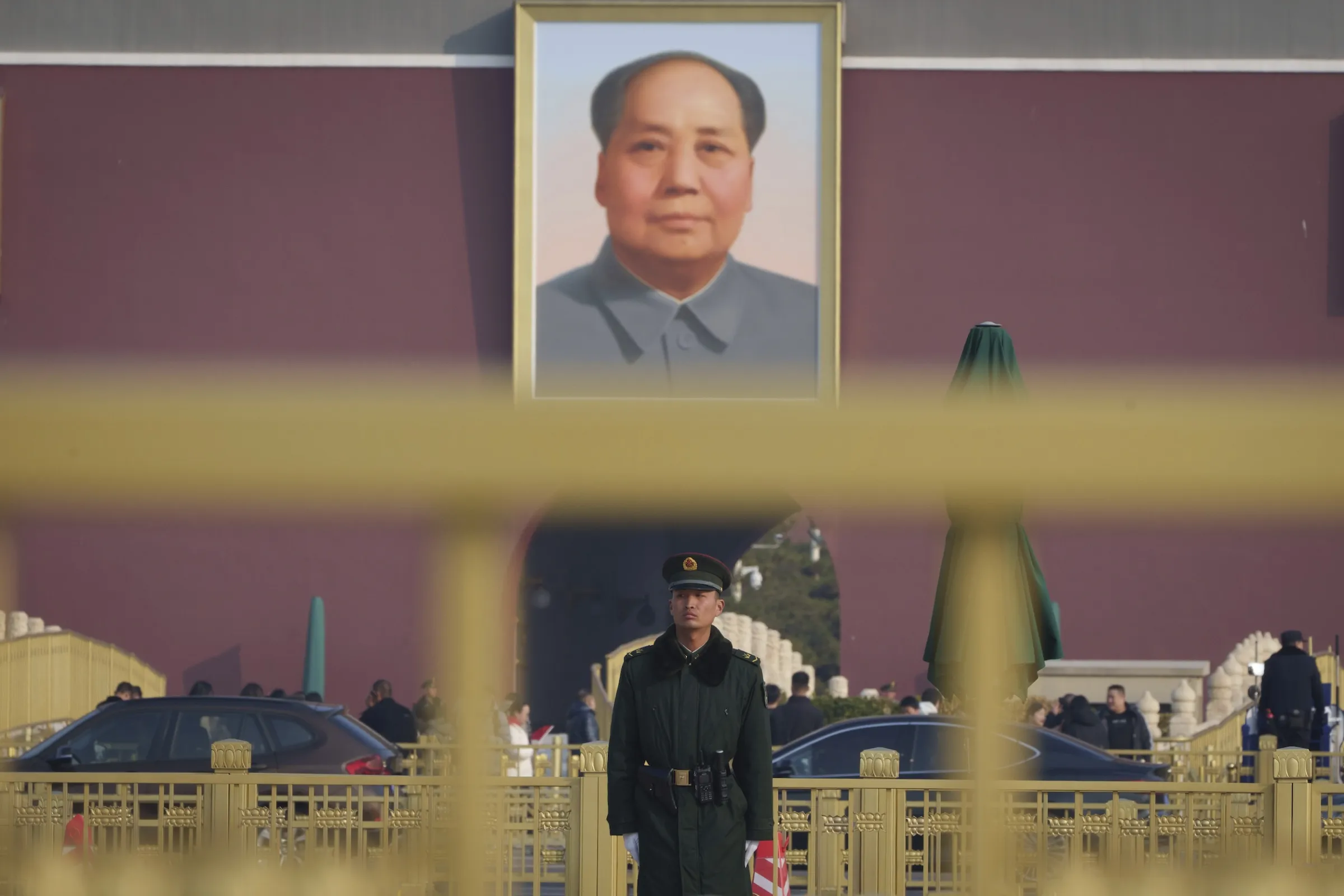 2025年3月5日，中國全國兩會（人民代表大會、中國人民政治協商會議）開幕式期間，一名軍警站在天安門廣場的毛澤東肖像前。（美聯社）