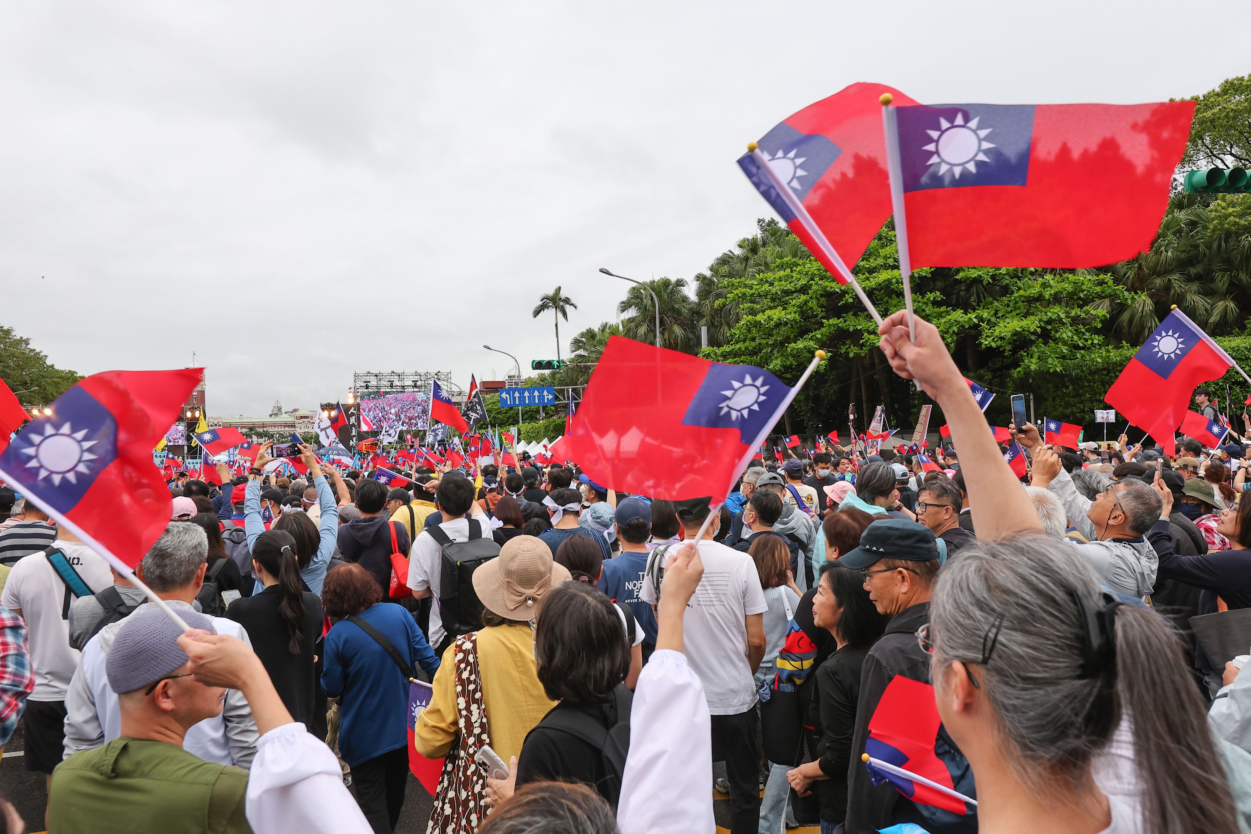 20250426-国民党26日開催の「反緑共、戦独裁」イベントに参加した人々が会場で国旗を掲げた。（顏麟宇撮影）