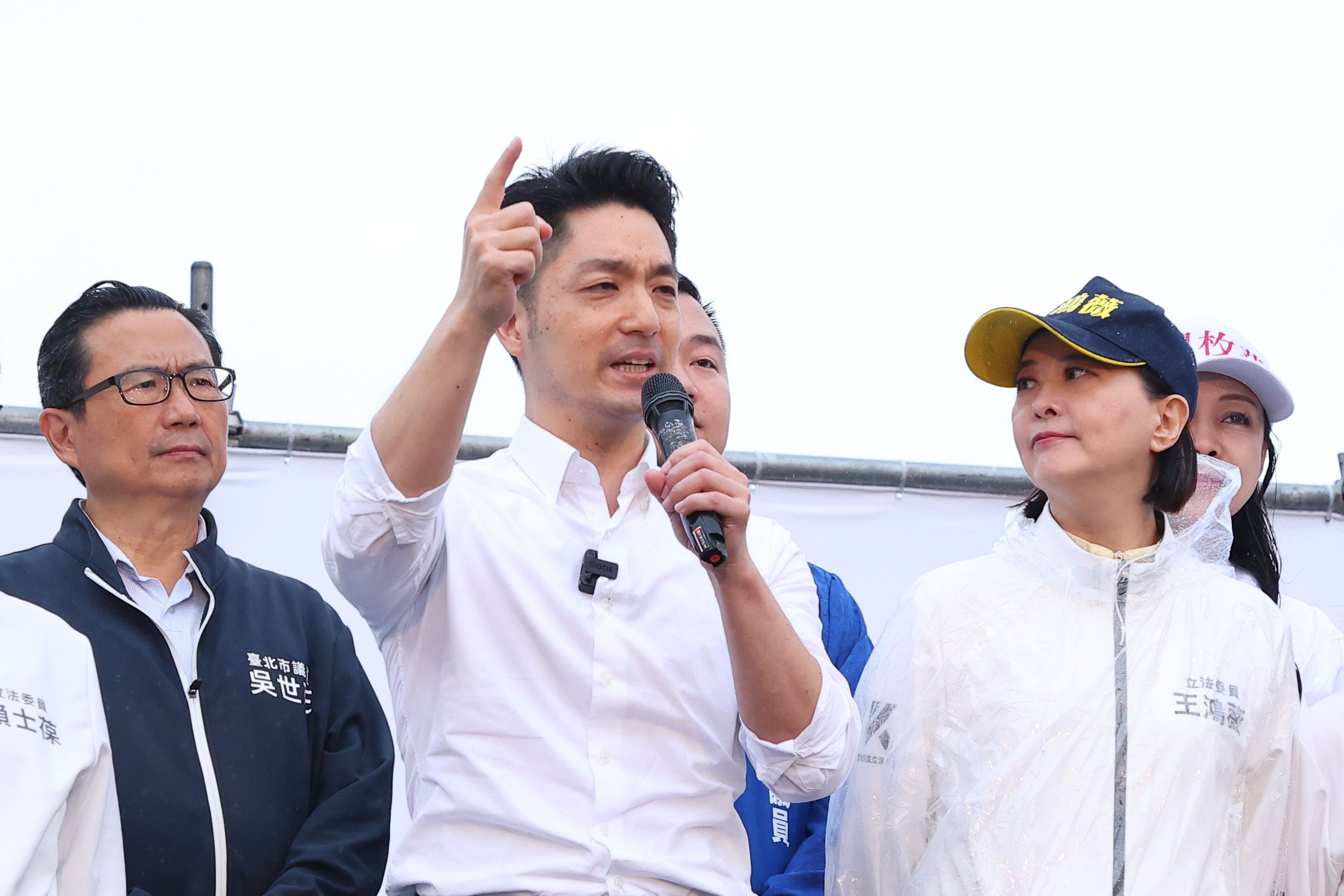 20250426-台北市長の蔣萬安（中央）26日の「反緑共、戦独裁」イベントに出席。（顏麟宇撮影）