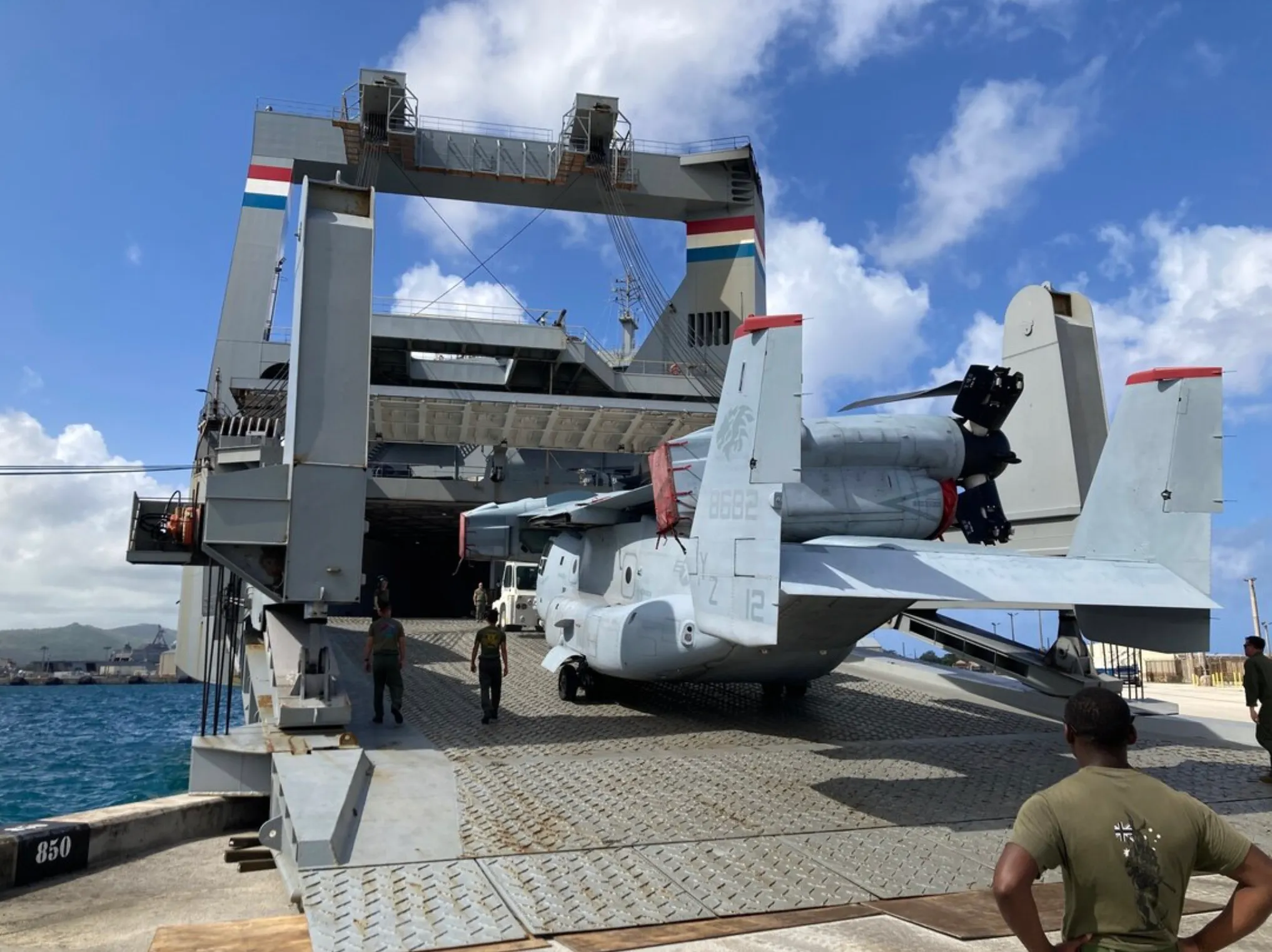2024年4月28日、米軍のMV-22オスプレイが米菲「肩を並べる」演習で強襲揚陸艦に着地。（美聯社）