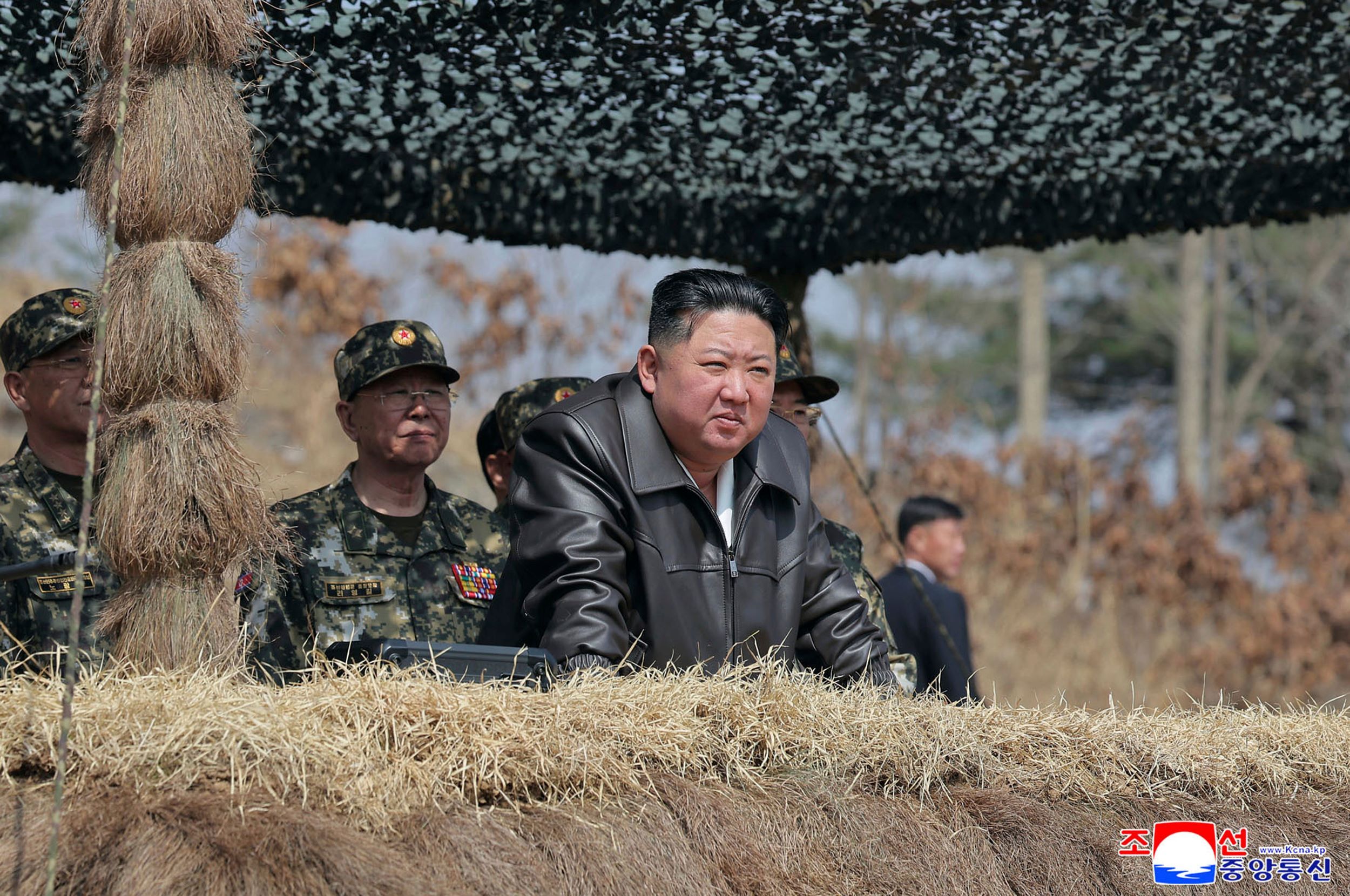 北韓最高領導人金正恩視察軍隊。（美聯社）