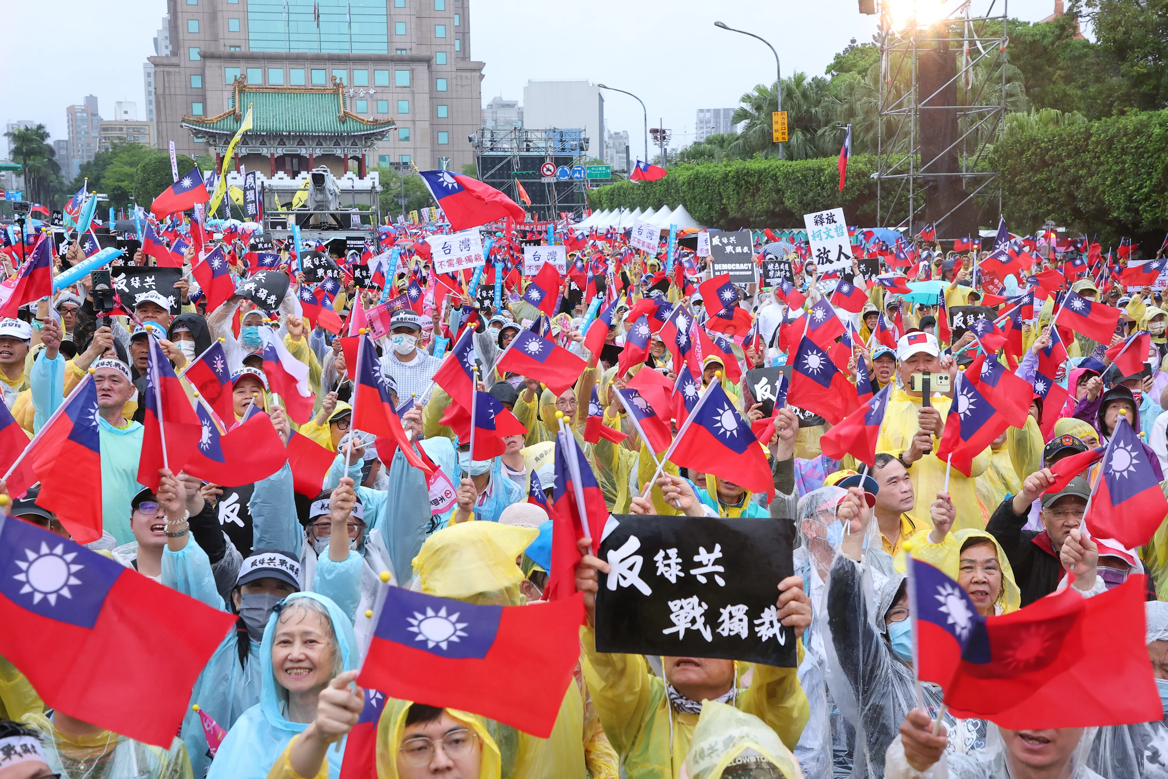 20250426-国民党26日開催の「反緑共、戦独裁」イベントで、支持者は国旗を振っている。（顔麟宇撮影）