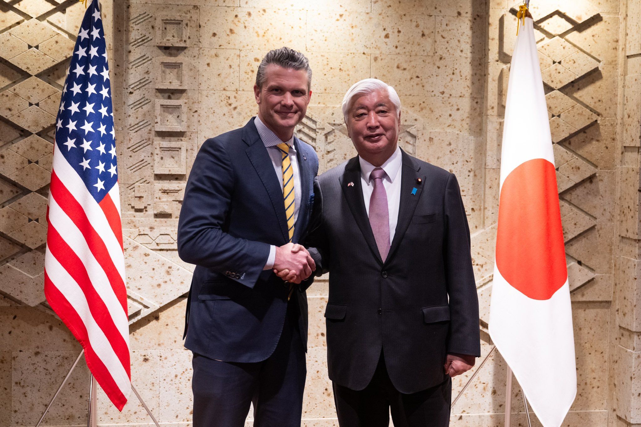 (左起)美國國防部長赫格塞斯3月底訪日，與日本防衛大臣中谷元會晤並合影。(取自Secretary of Defense Pete Hegseth X)