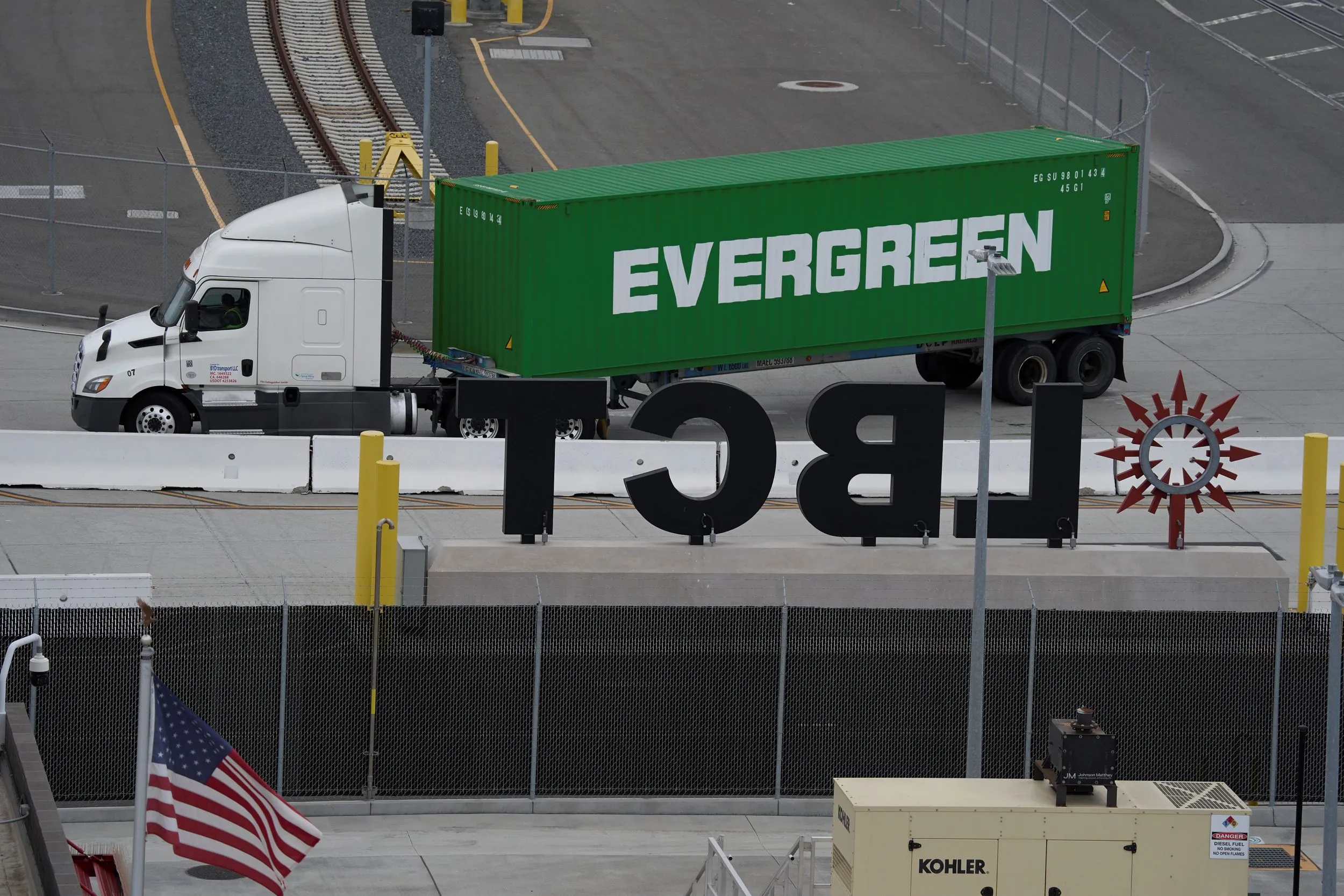 在美國加州港口運送貨櫃的卡車。（美聯社）