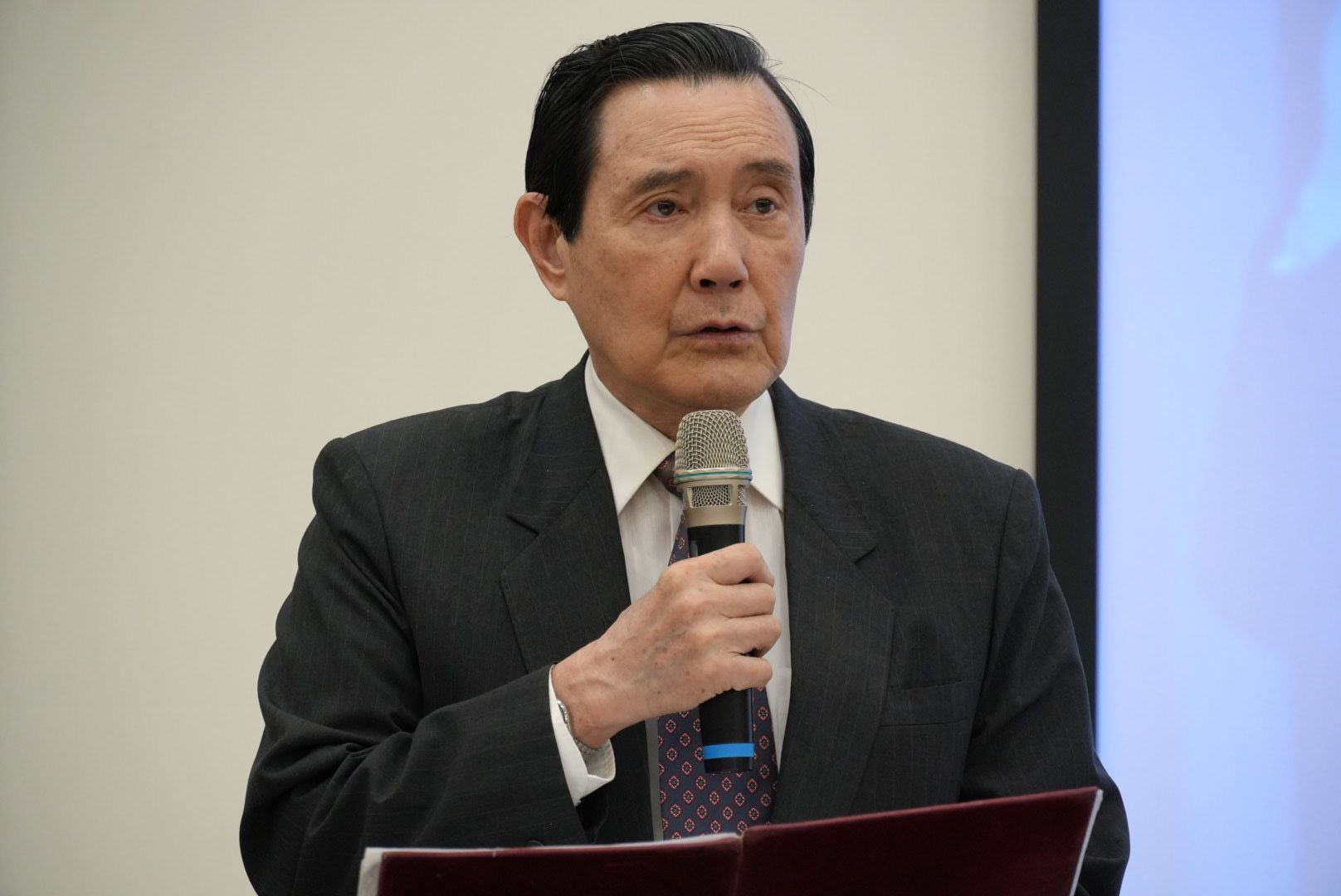 馬英九前總統29日下午出席「和平之旅20周年的回顧與前瞻」紀念座談會，致詞時表示賴總統的「新兩國論」與「境外敵對勢力」之說，將兩岸關係進一步推入谷底。（張鈞凱攝）