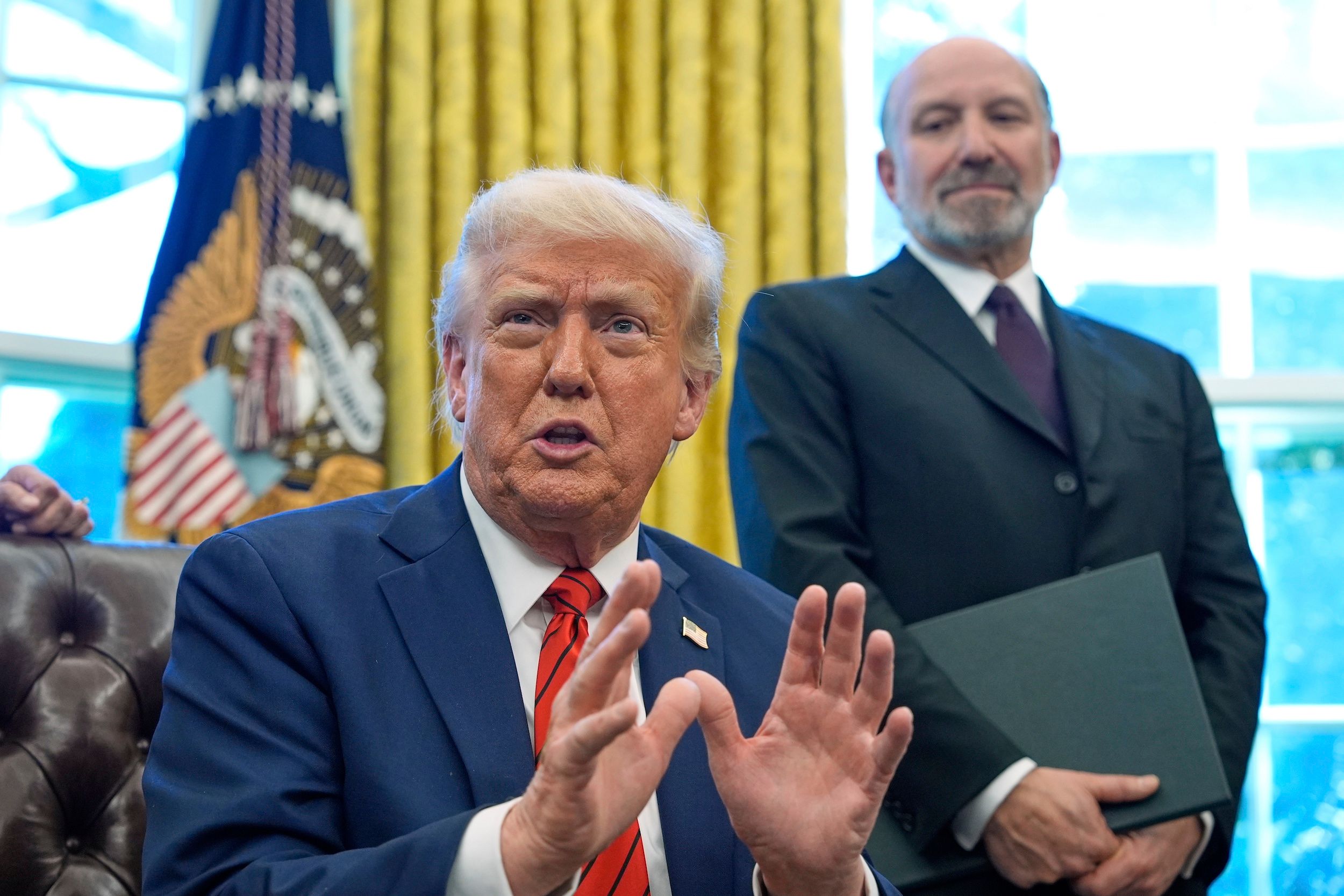 アメリカ大統領トランプと商務長官ルテニック。（美聯社）