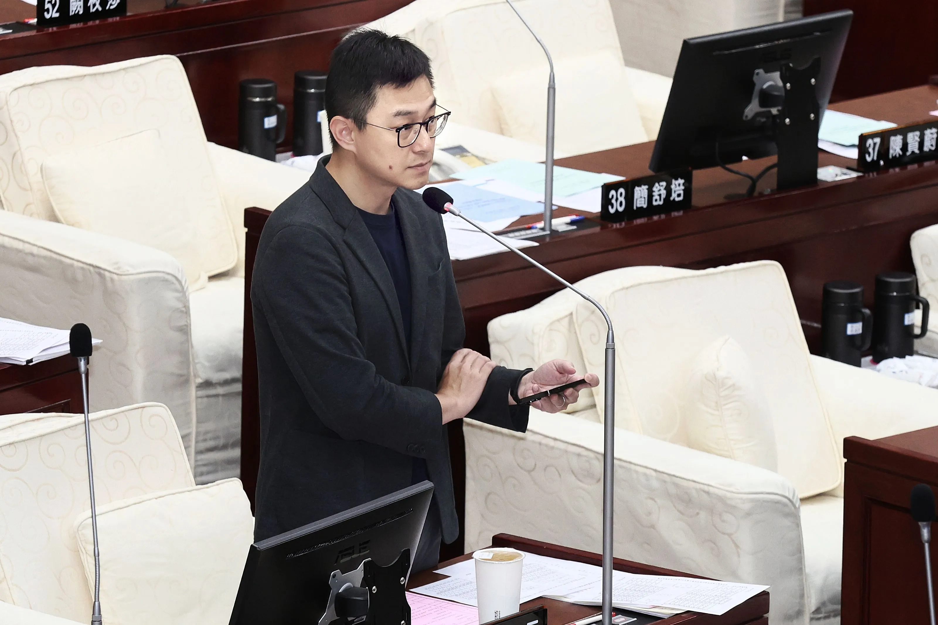 20250430-台北市議員詹為元30日在台北市議會質詢。（柯承惠攝）