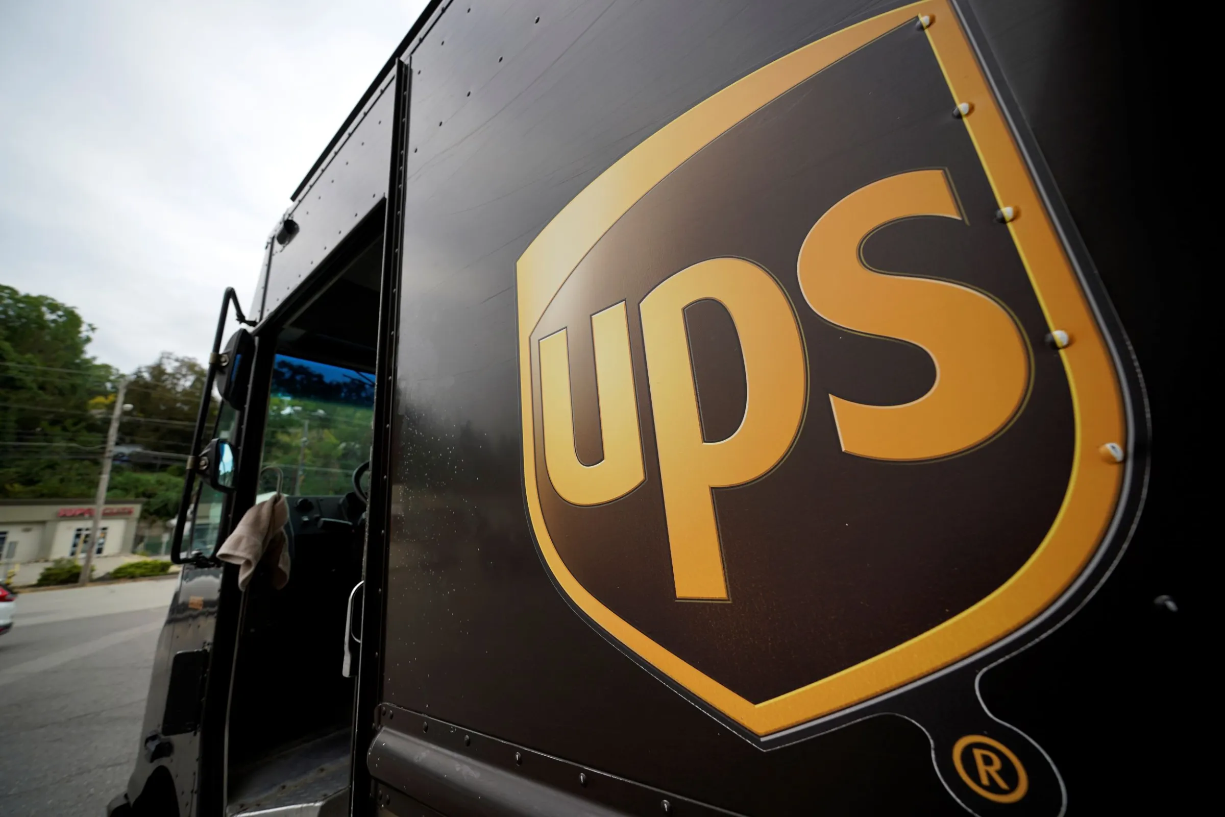 知名跨國物流企業UPS傳出要裁員2萬人。（美聯社）