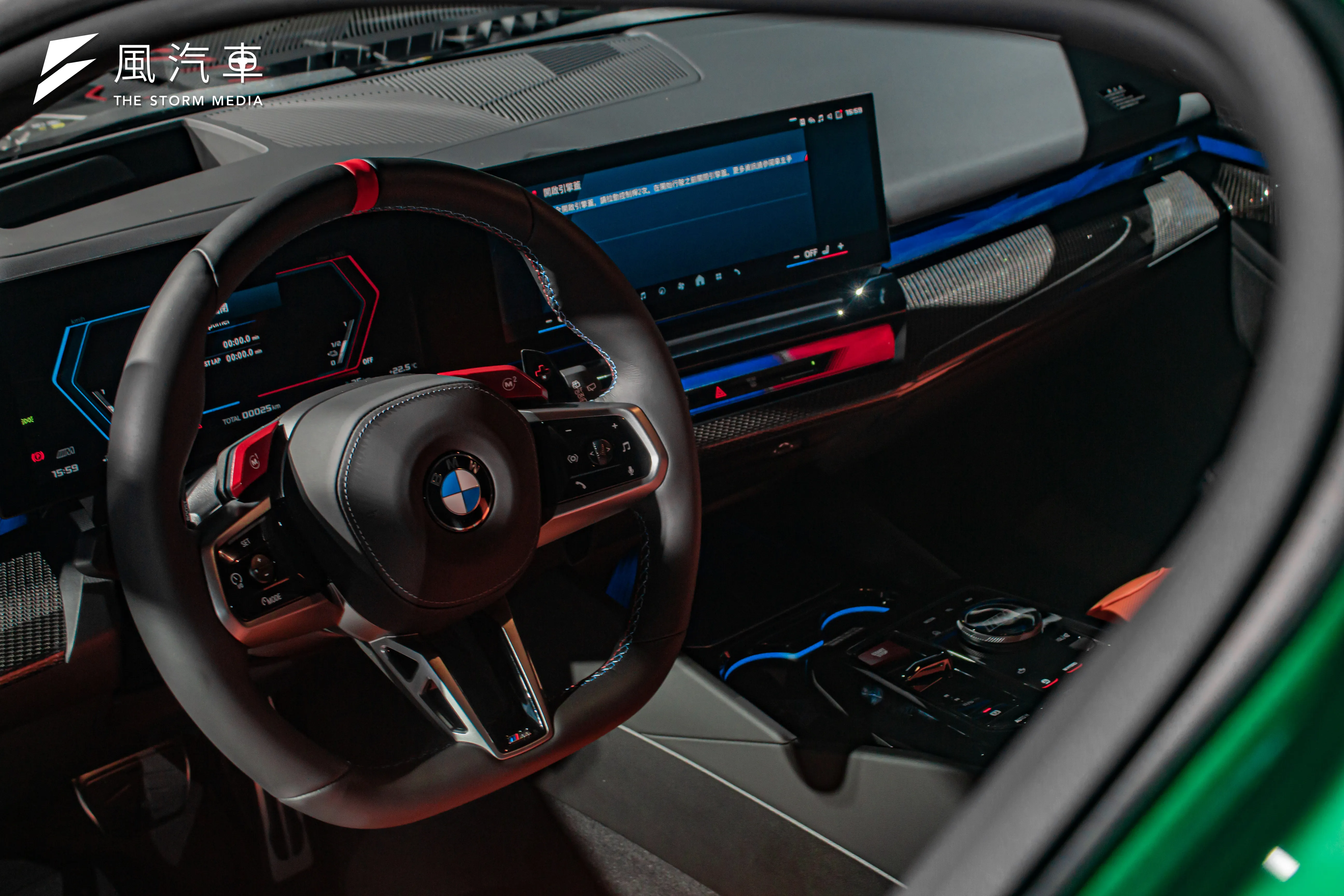 性格化的 M 識別色彩環艙氣氛燈以及 Nappa 真皮平底方向盤讓車艙充滿運動氣息。