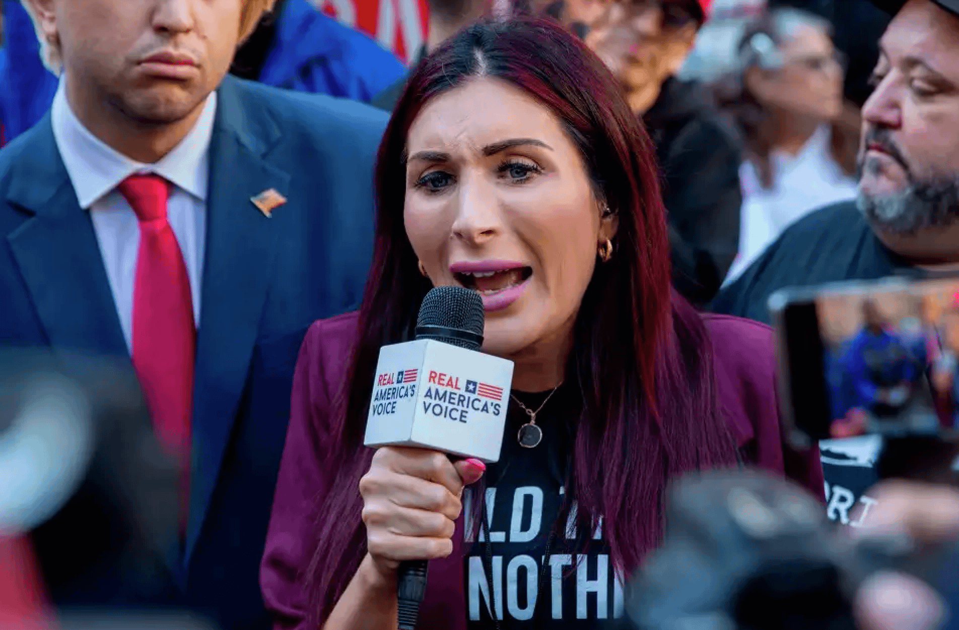 2024年4月15日。MAGA鐵粉魯默（Laura Loomer）在紐約法院前替川普發聲。（AP）