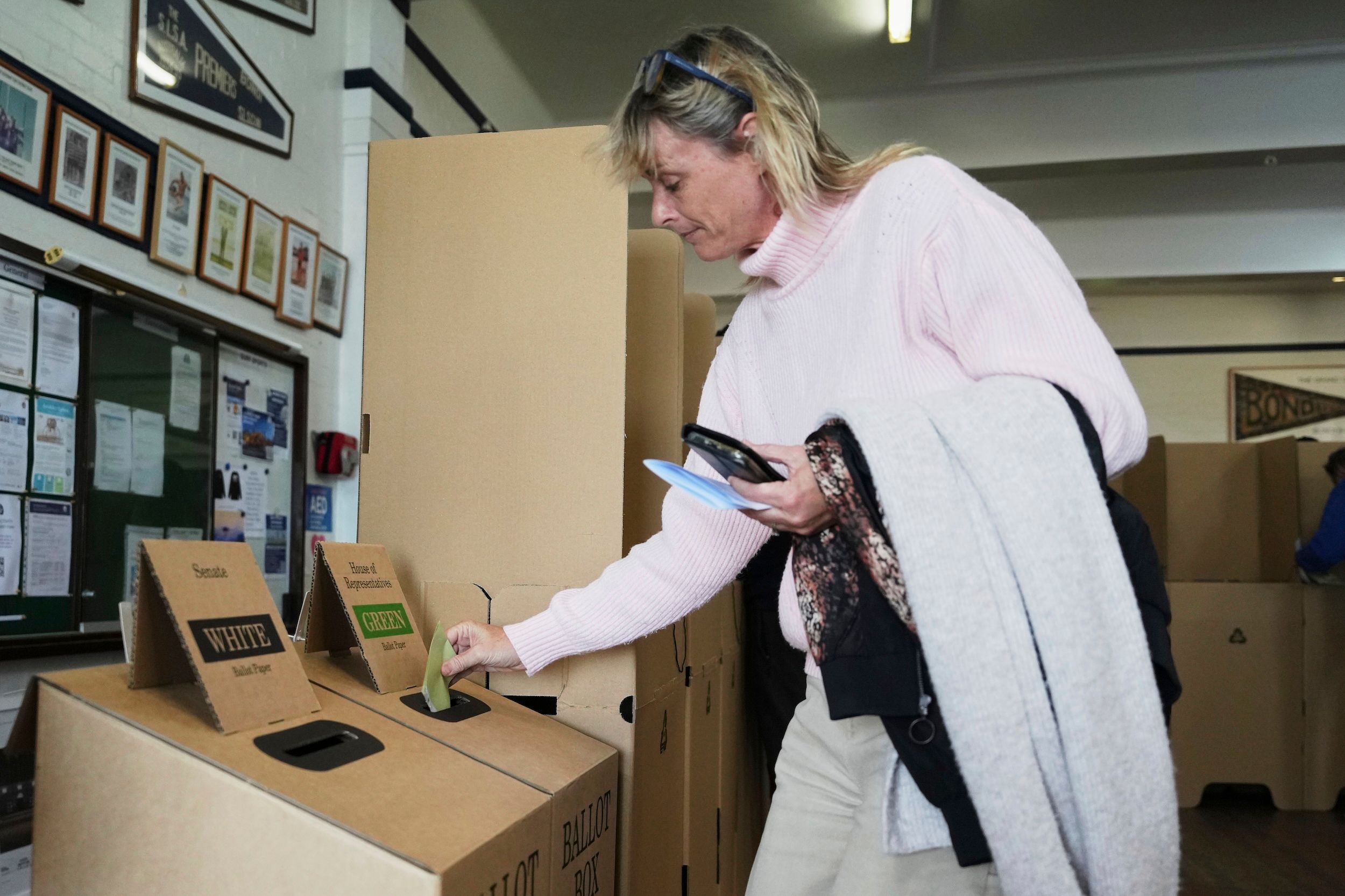 2025年5月3日，澳洲民眾在雪梨的邦迪海灘投票所投下選票。（美聯社）