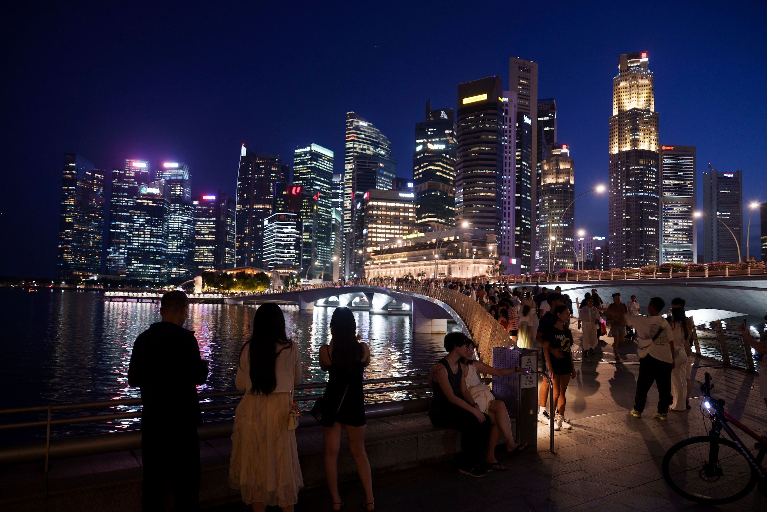 2025年5月2日，新加坡中央商務區的夜景。（美聯社）