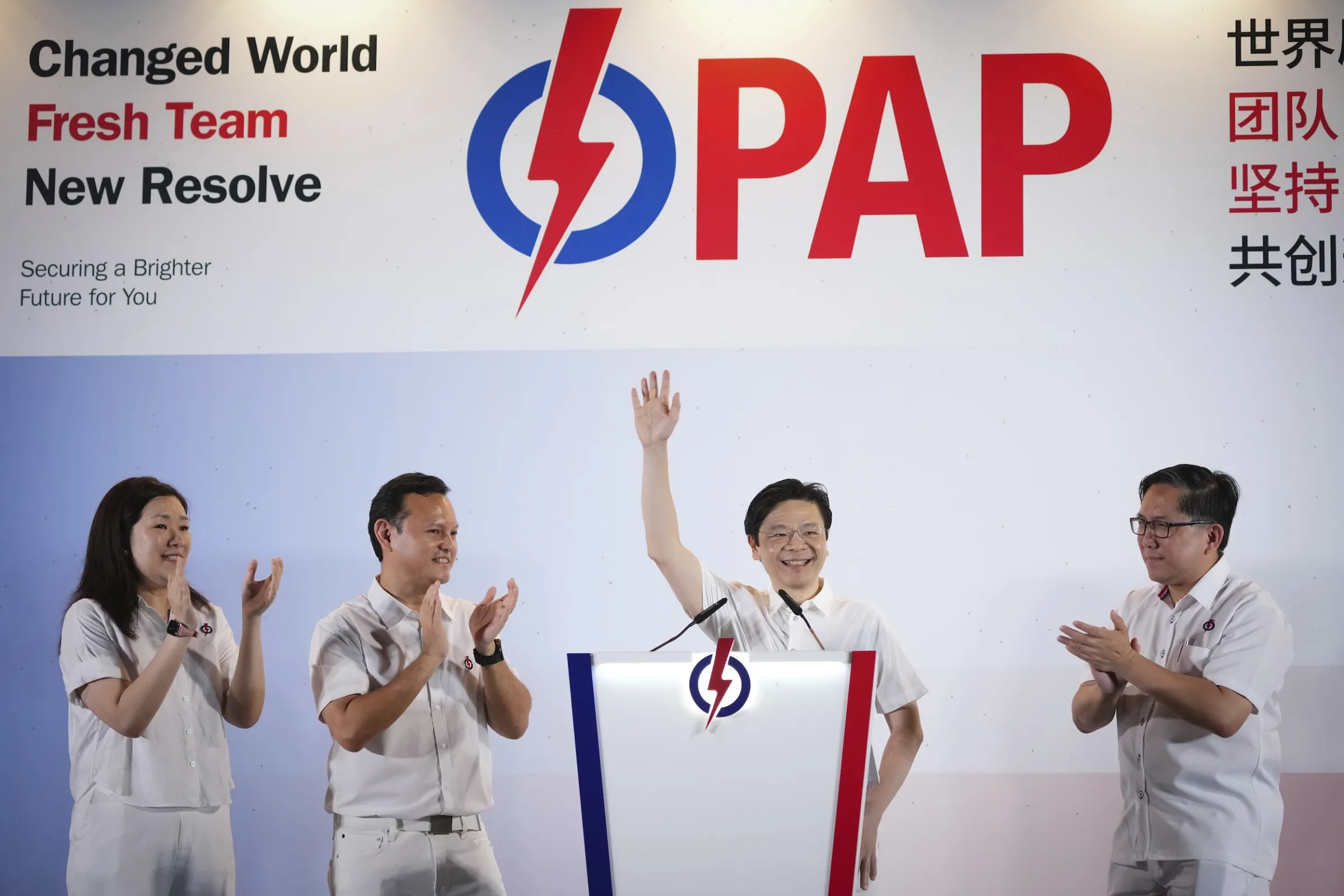 2025年5月3日，新加坡總理黃循財對選民與支持者表達感謝。（美聯社）