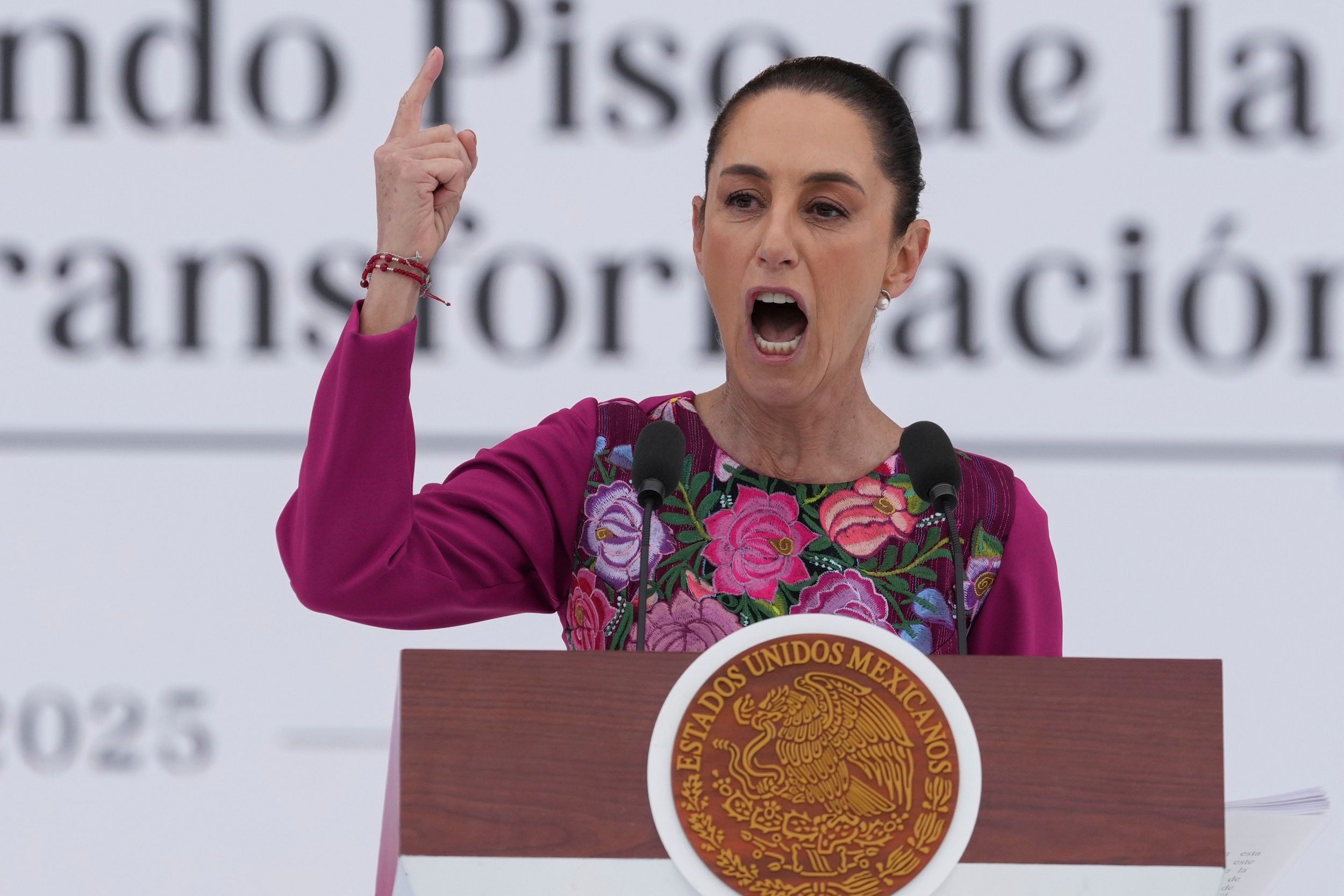 2025年1月12日，メキシコ大統領薛恩鮑姆が就任100日を記念したイベントで演説を行う。（AP通信）
