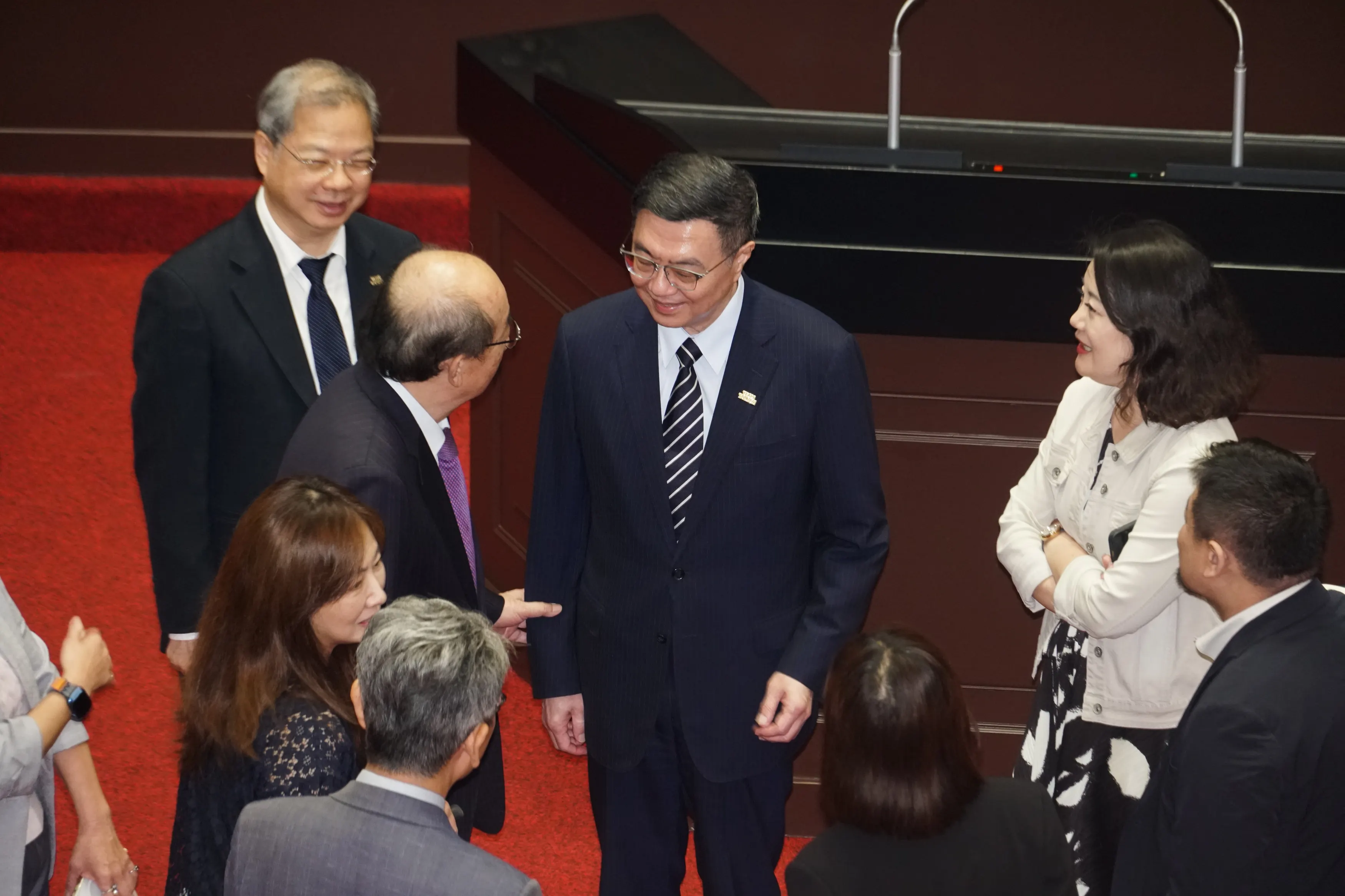 20250506-行政院長卓榮泰（中）於立法院會結束與官員立委寒暄。（蔡親傑攝）