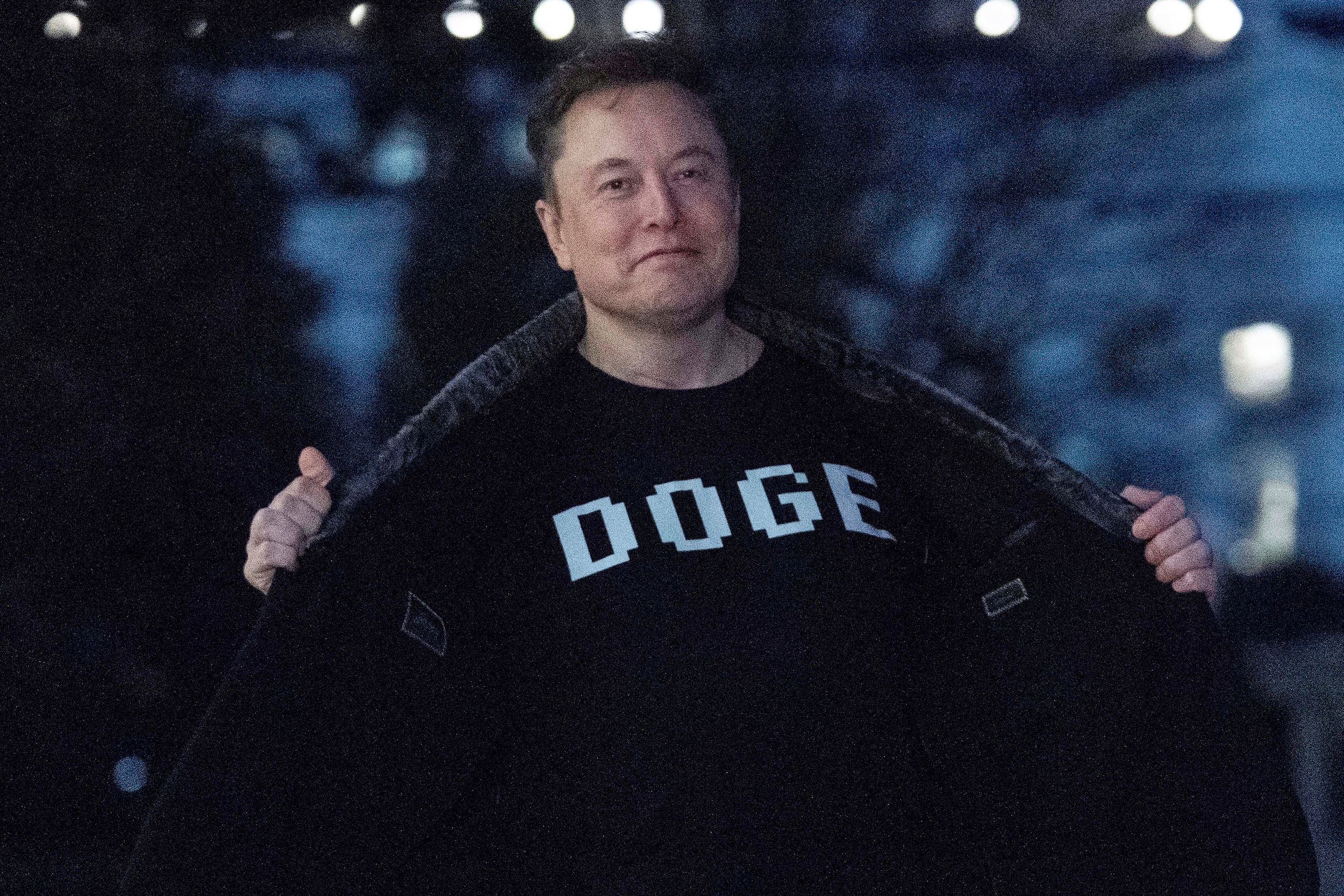 2025年3月9日，馬斯克穿著政府效率部縮寫「DOGE」字樣的T恤。（美聯社）
