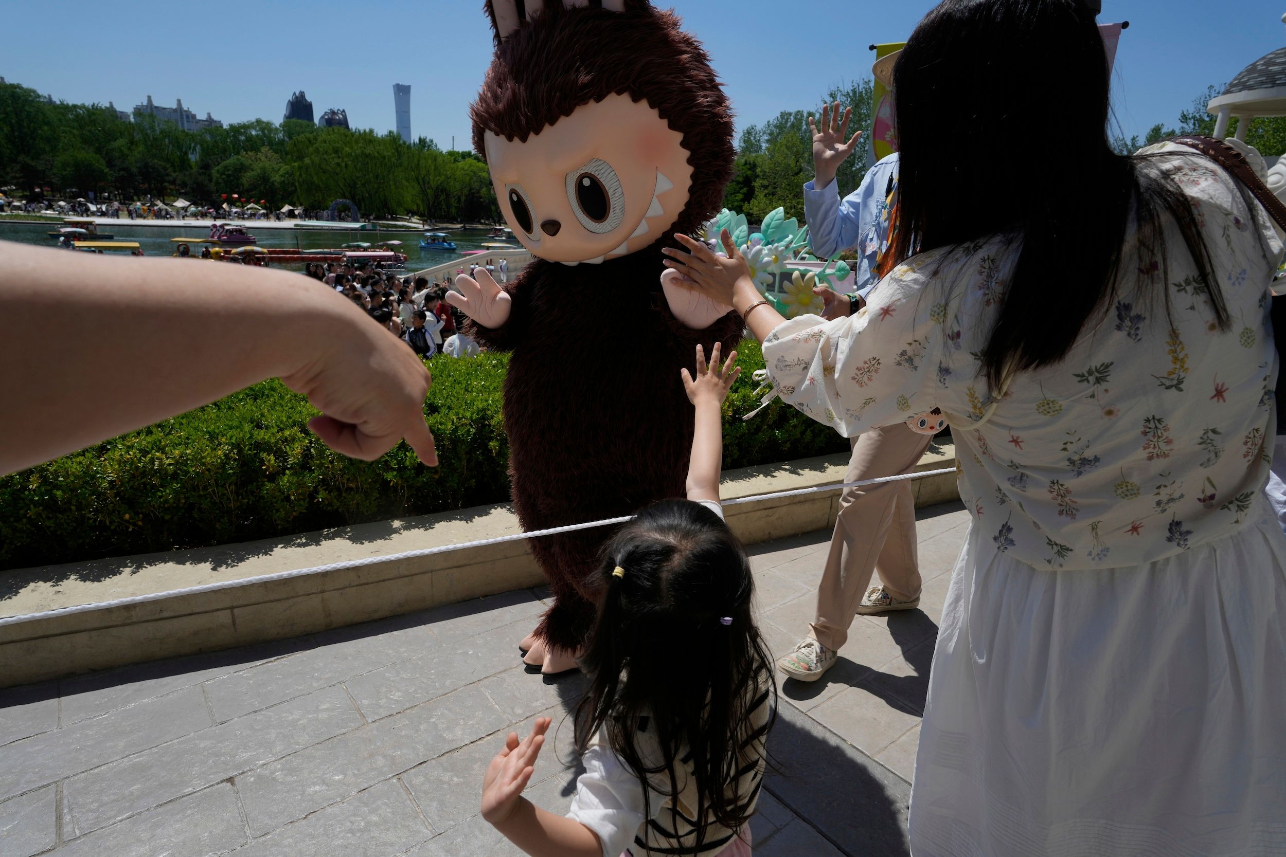 2025年5月1日，中國勞動五一假期間，一隻Labubu吉祥物在北京的泡泡瑪特（Pop Mart）主題公園Pop Land為遊客表演。（美聯社）