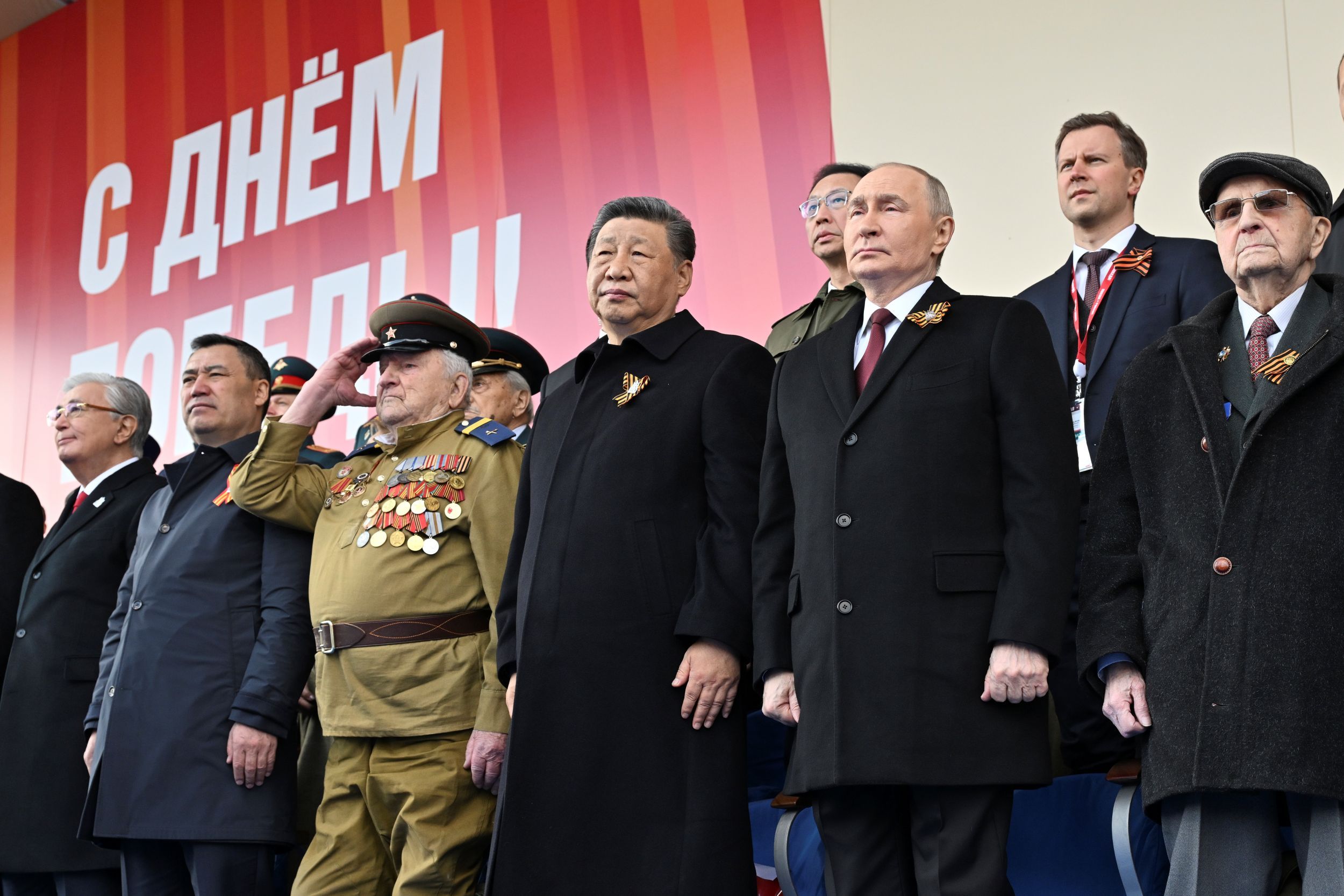 中國國家主席習近平（中）受邀出席俄羅斯勝利日閱兵，由普京親自接待。（美聯社）