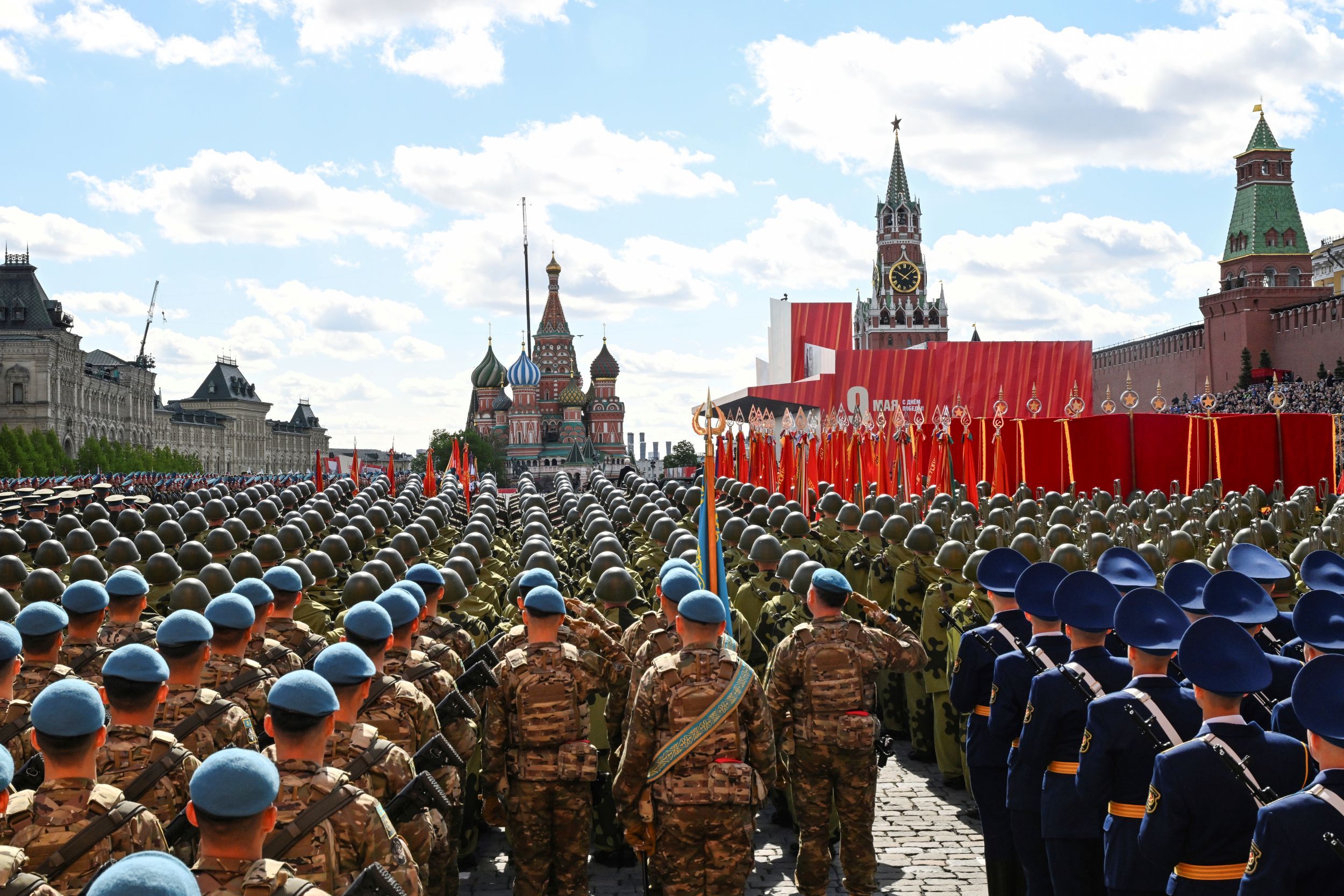 モスクワ赤の広場で行われた勝利の日の閲兵式には、中国人民解放軍などの多くの同盟国が官兵を派遣した。（AP）