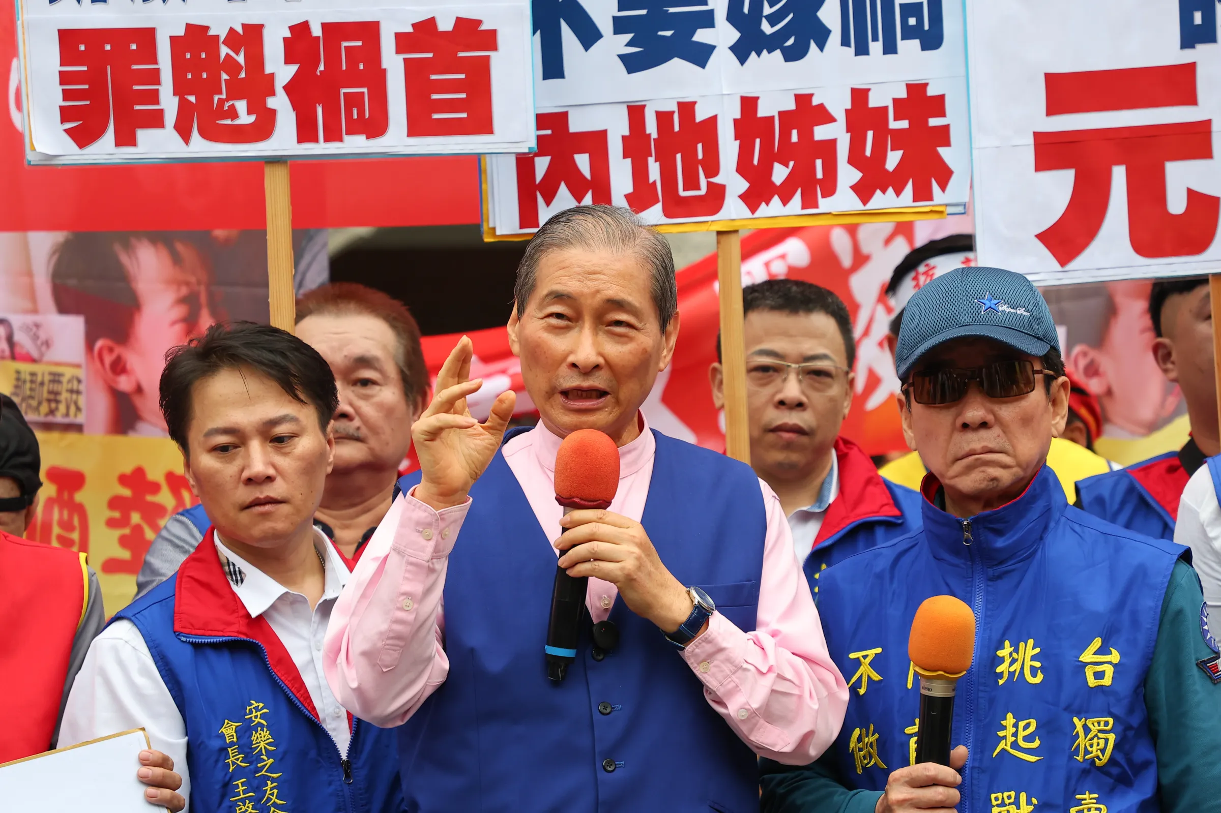20250510-統促黨總裁張安樂10日出席「挺陸配，反霸凌」遊行。（顏麟宇攝）