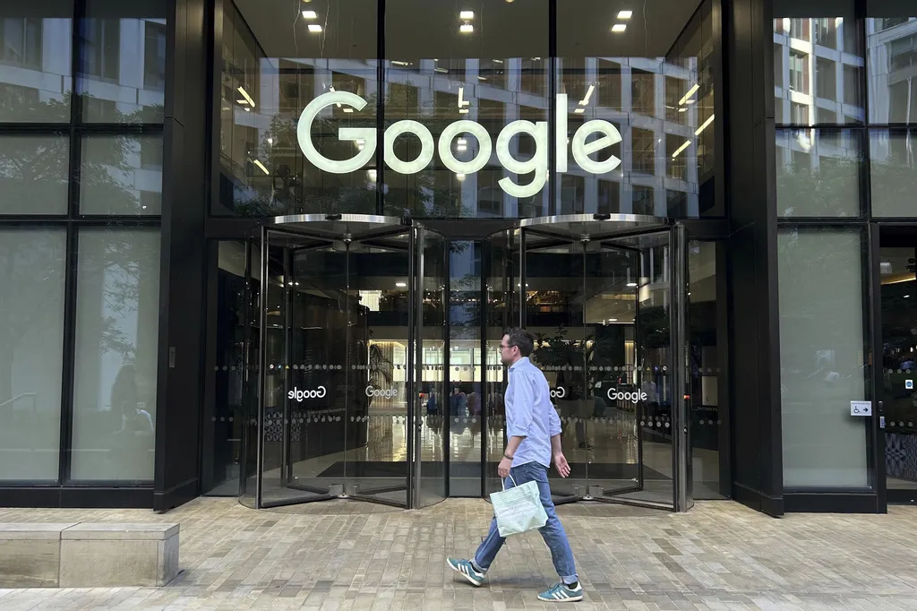 2024年8月10日。一名男子走過Google在倫敦國王十字區的辦公室。（AP）